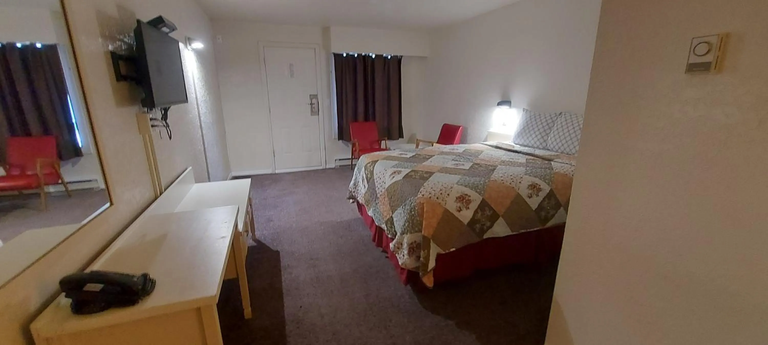 Bed in Granby River Inn & Suites