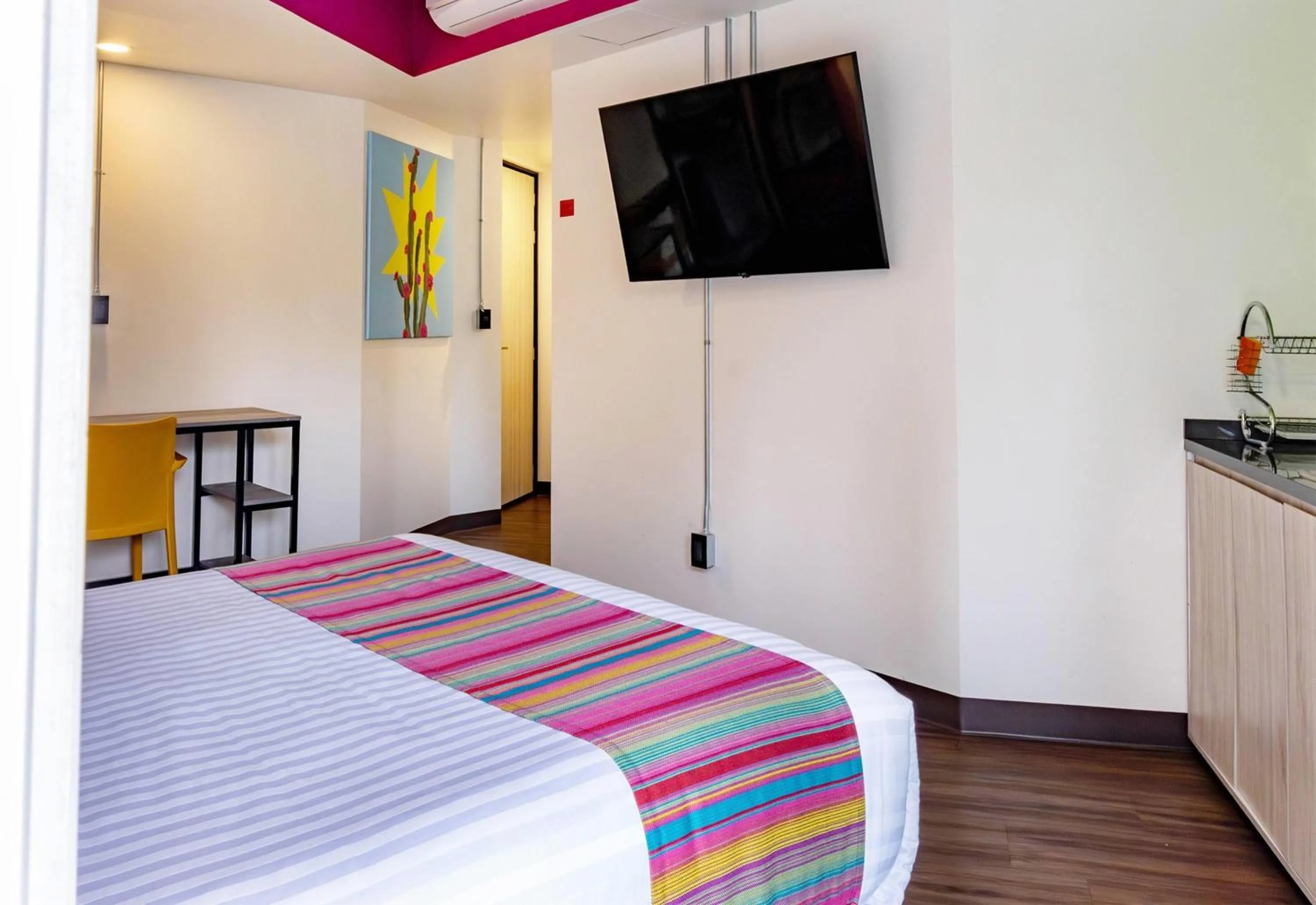 Photo of the whole room, Bed in Hotel Estancias VIVE MX Cuauhtemoc, Trademark by Wyndham