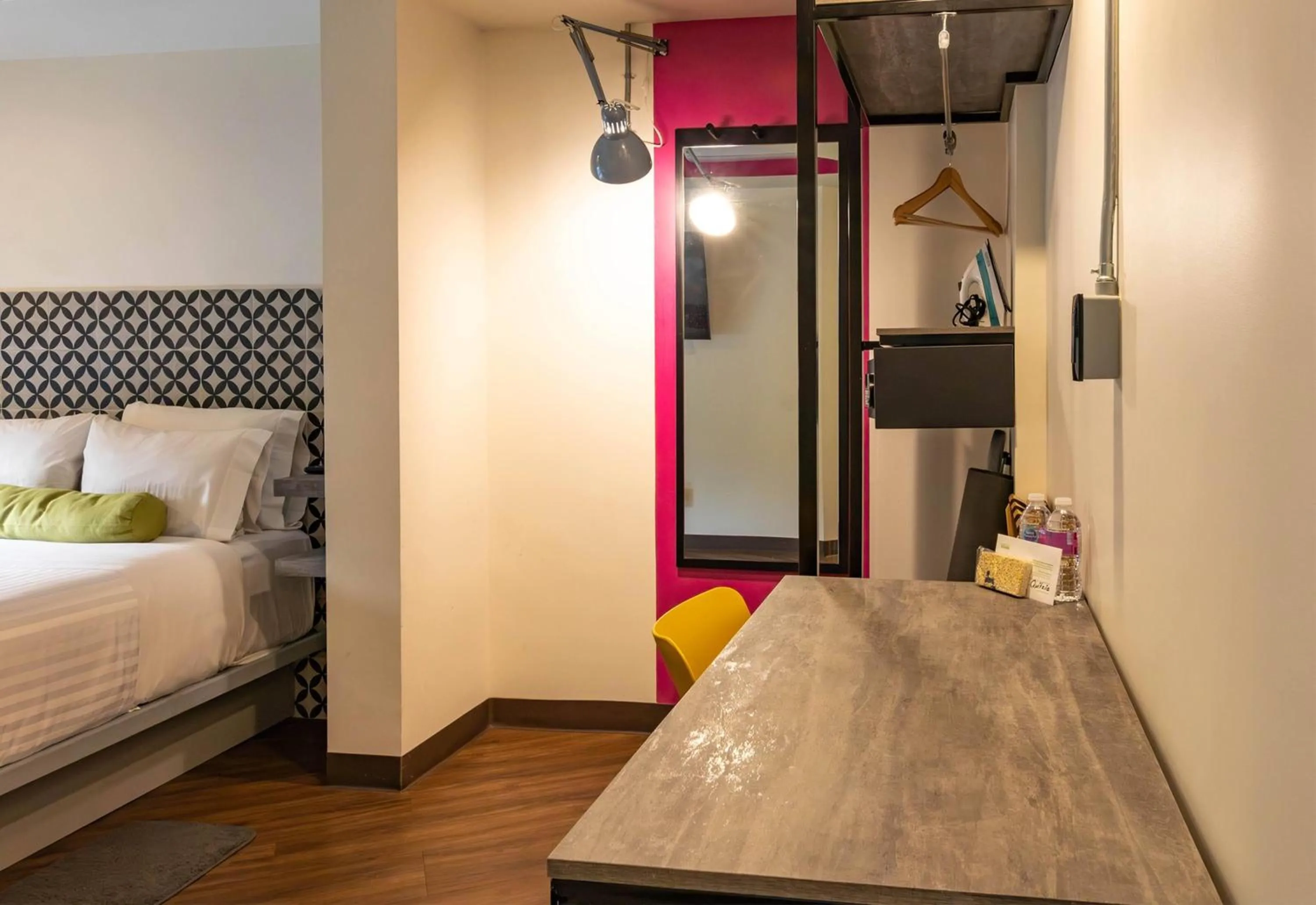 Photo of the whole room, Bed in Hotel Estancias VIVE MX Cuauhtemoc, Trademark by Wyndham