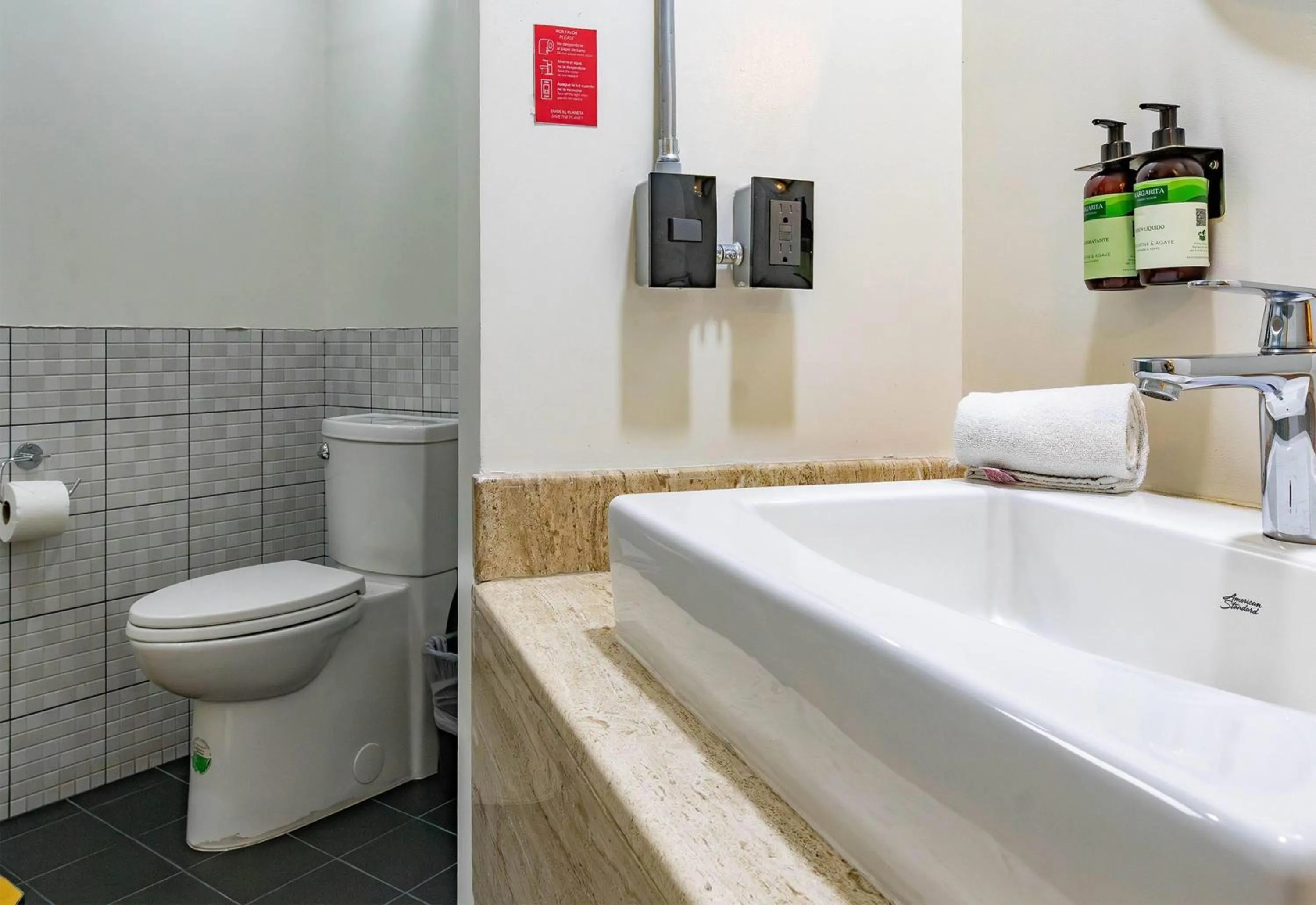 Bathroom in Hotel Estancias VIVE MX Cuauhtemoc, Trademark by Wyndham