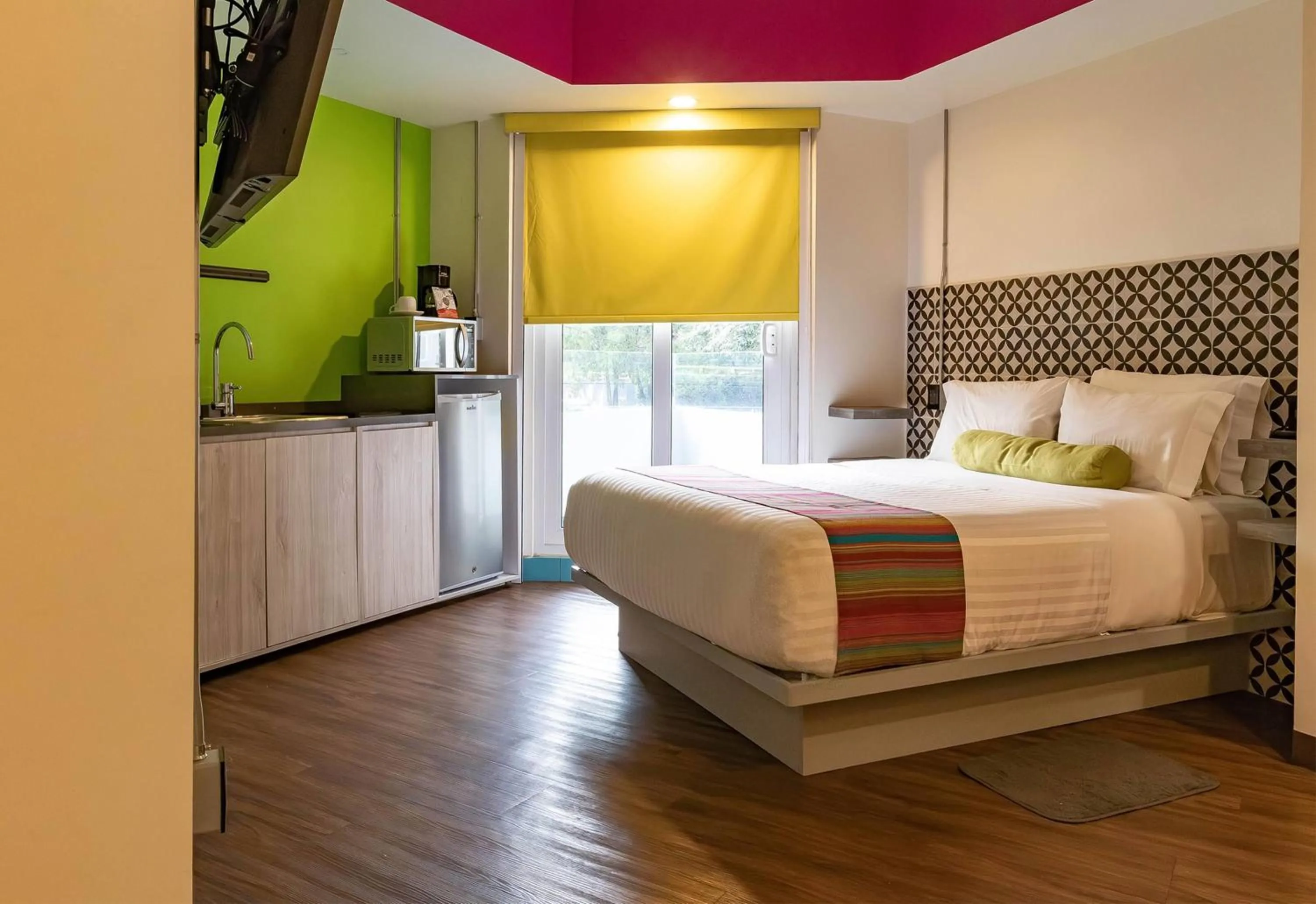 Photo of the whole room, Bed in Hotel Estancias VIVE MX Cuauhtemoc, Trademark by Wyndham