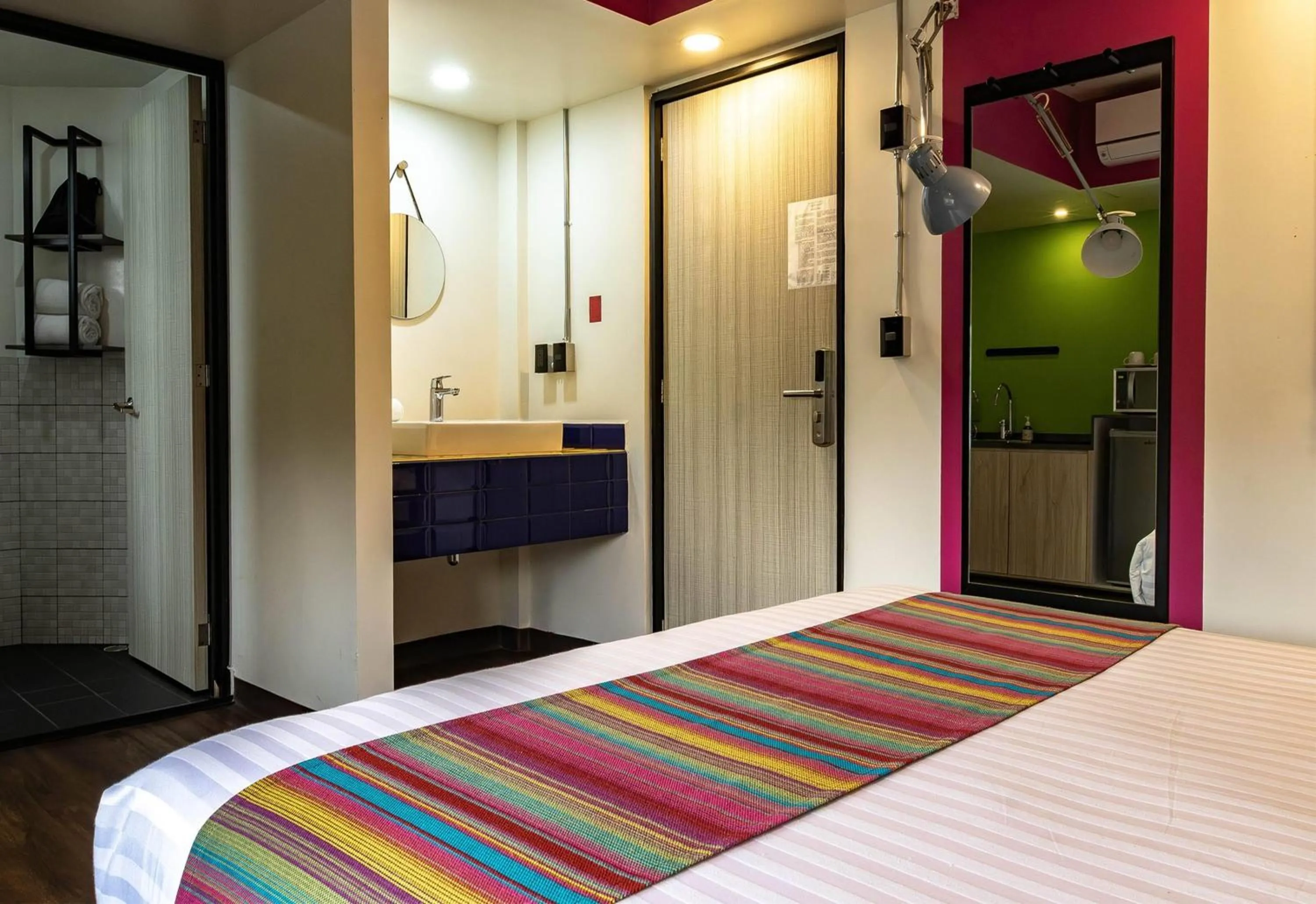 Photo of the whole room, Bed in Hotel Estancias VIVE MX Cuauhtemoc, Trademark by Wyndham