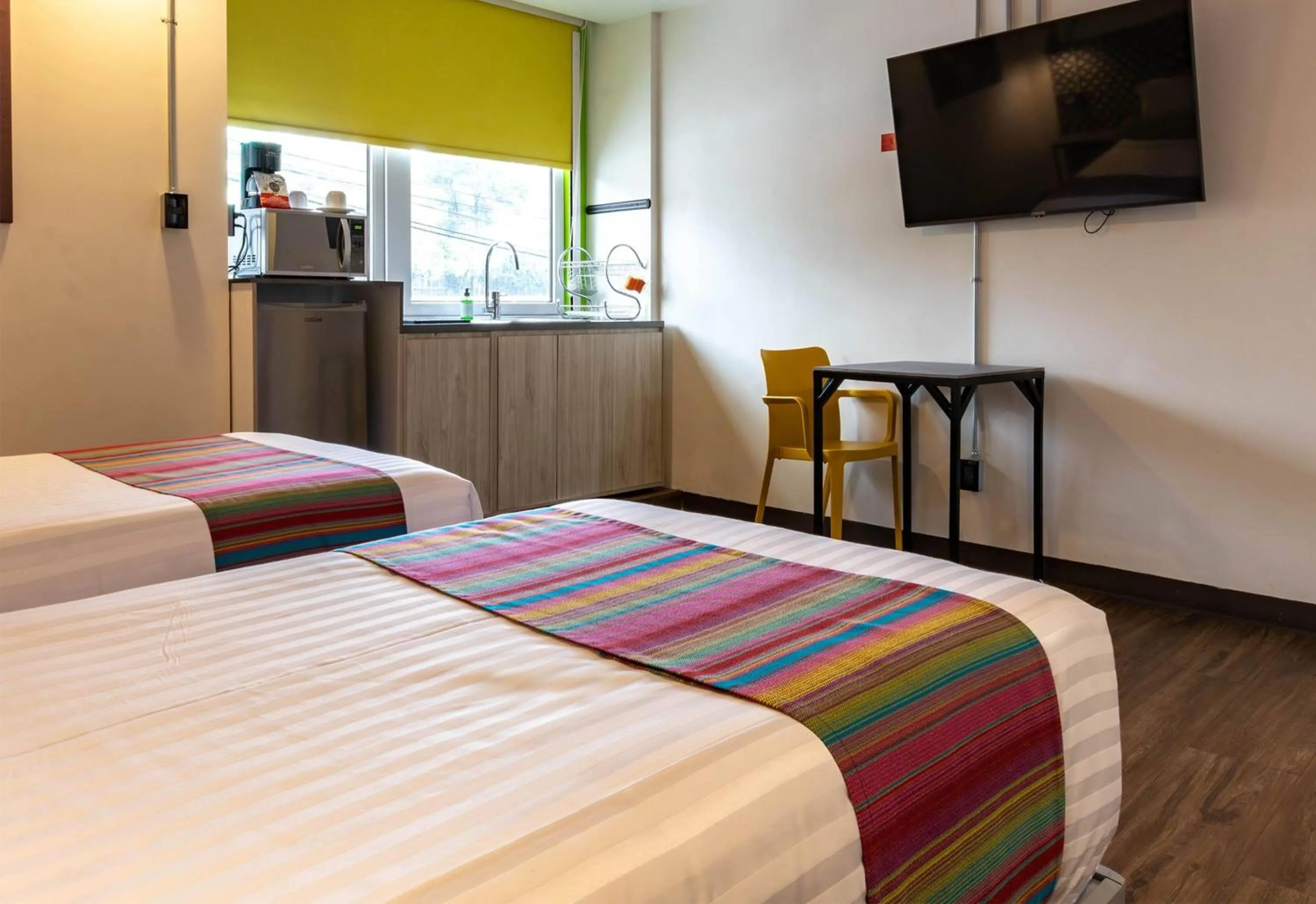 Photo of the whole room, Bed in Hotel Estancias VIVE MX Cuauhtemoc, Trademark by Wyndham