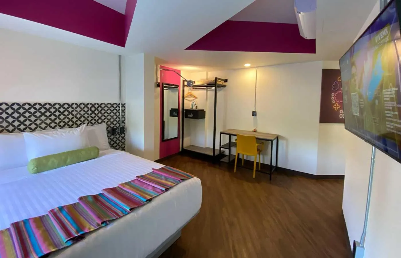 TV and multimedia, Bed in Hotel Estancias VIVE MX Cuauhtemoc, Trademark by Wyndham