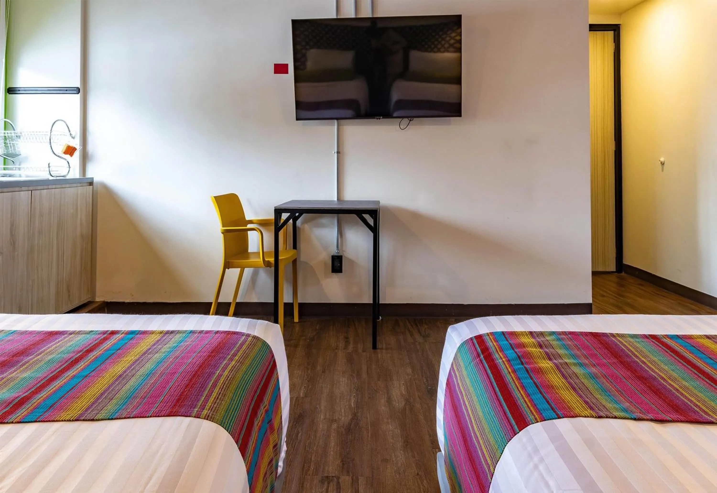 Photo of the whole room, Bed in Hotel Estancias VIVE MX Cuauhtemoc, Trademark by Wyndham