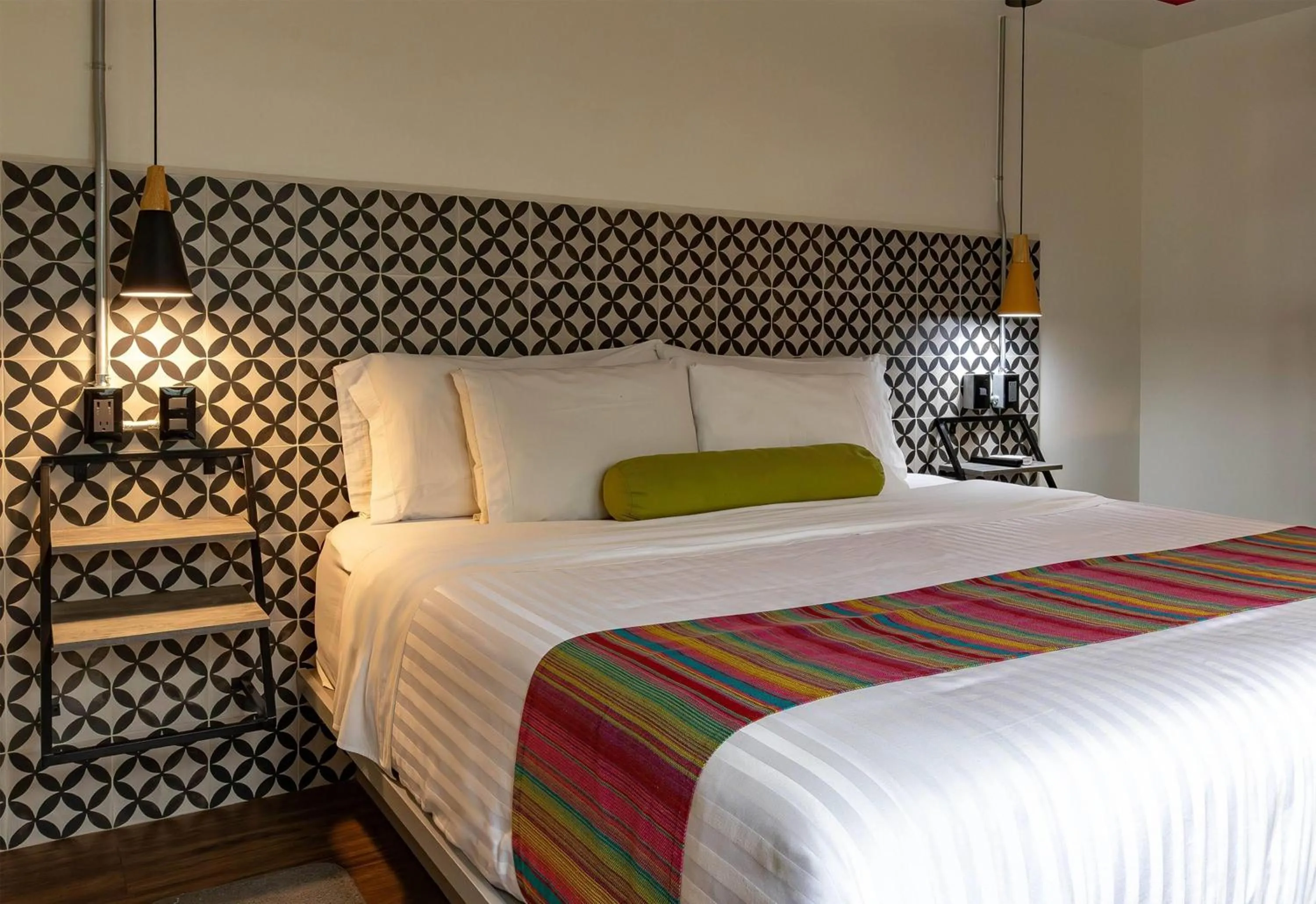 Photo of the whole room, Bed in Hotel Estancias VIVE MX Cuauhtemoc, Trademark by Wyndham