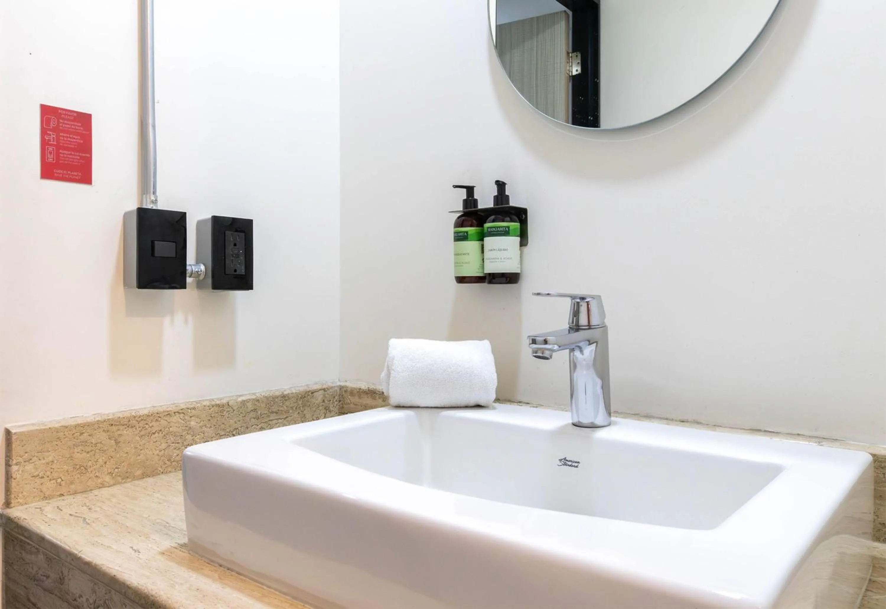 Bathroom in Hotel Estancias VIVE MX Cuauhtemoc, Trademark by Wyndham