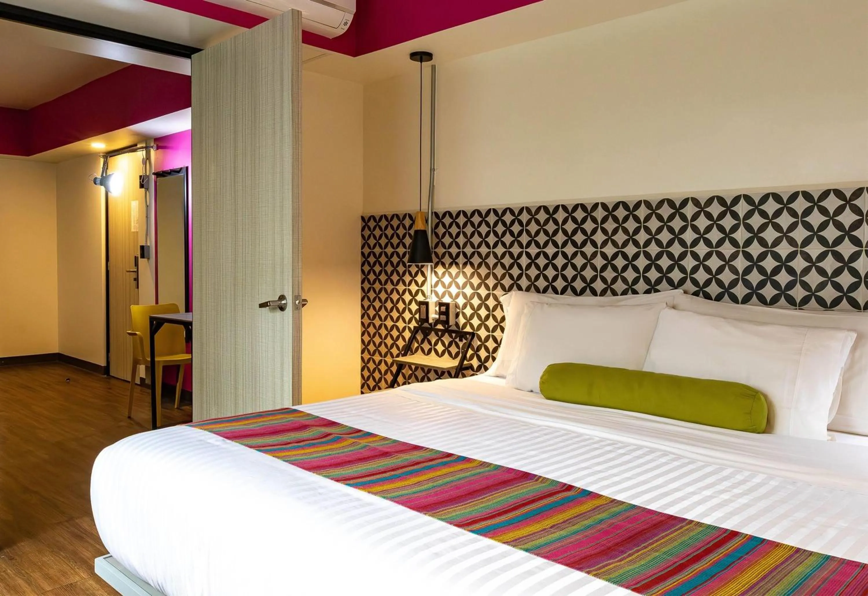 Photo of the whole room, Bed in Hotel Estancias VIVE MX Cuauhtemoc, Trademark by Wyndham
