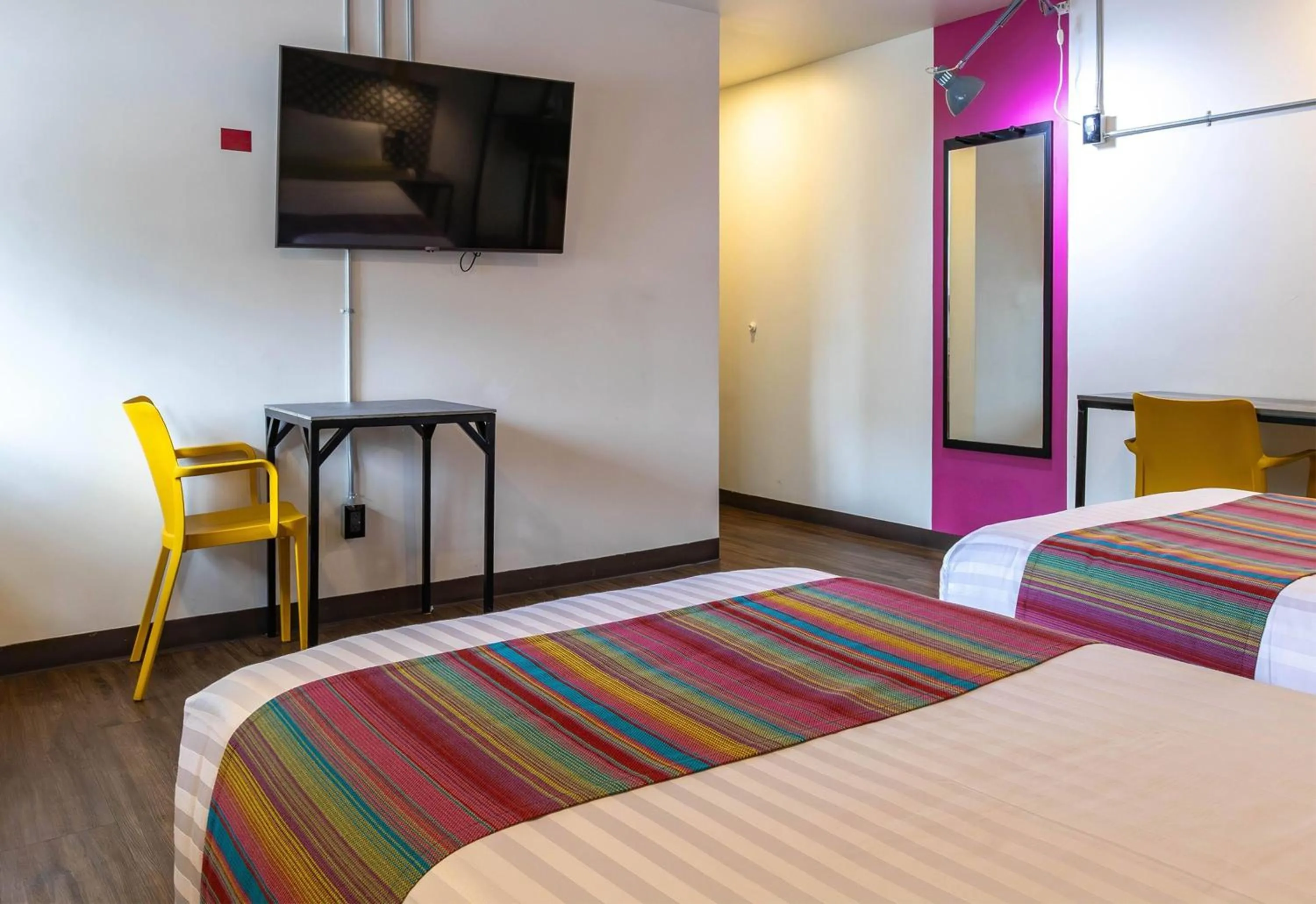 Photo of the whole room, Bed in Hotel Estancias VIVE MX Cuauhtemoc, Trademark by Wyndham