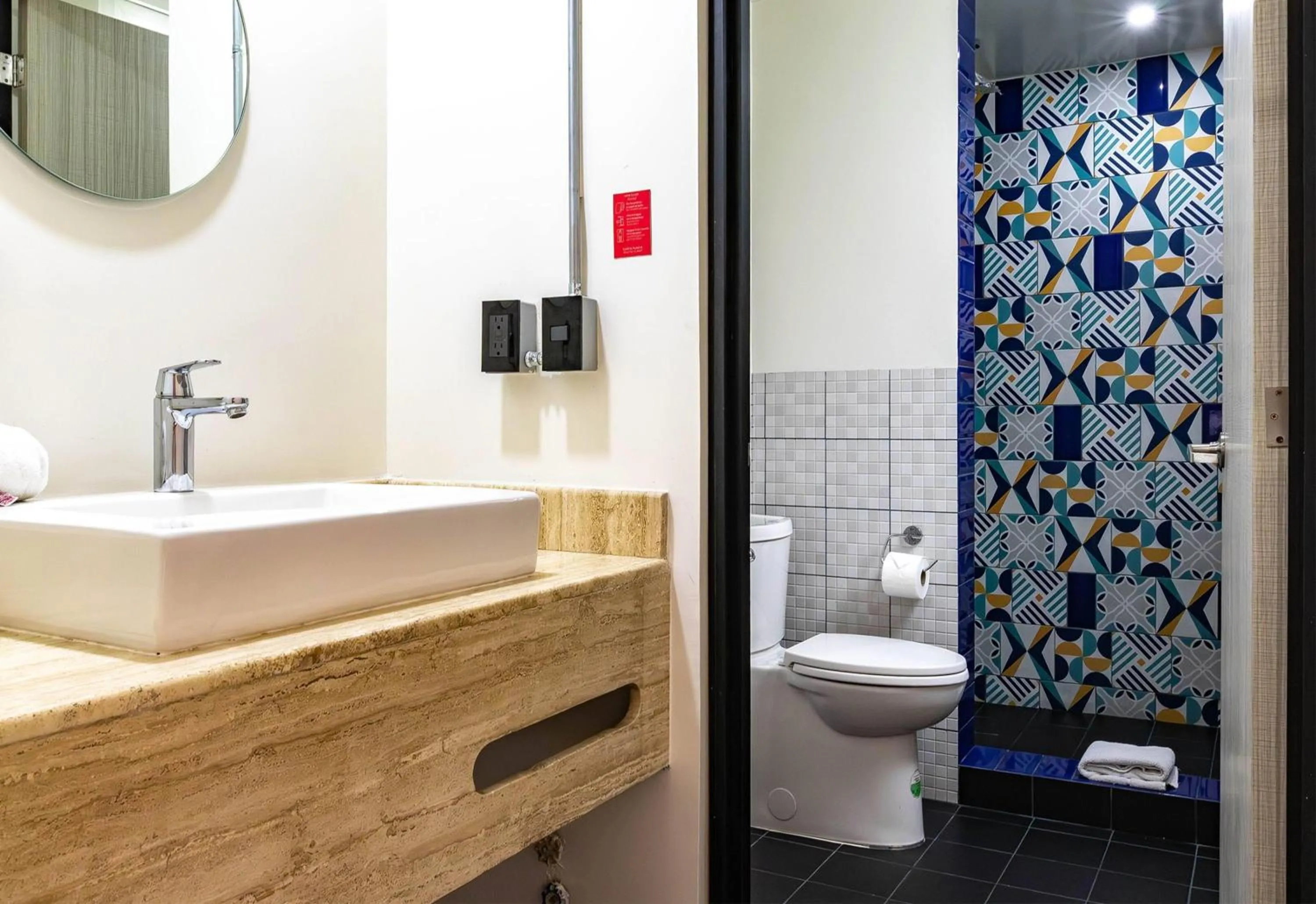 Bathroom in Hotel Estancias VIVE MX Cuauhtemoc, Trademark by Wyndham