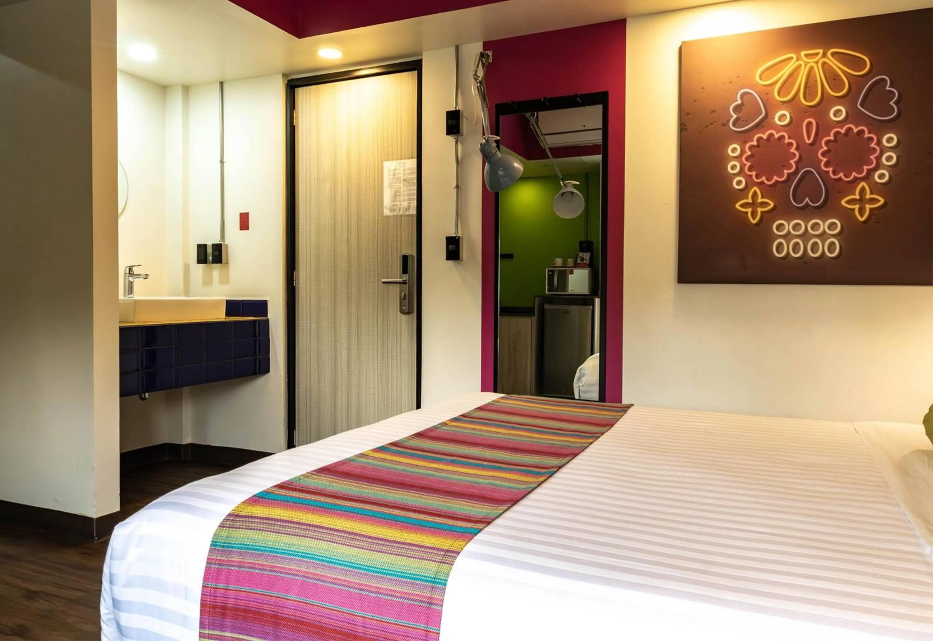 Photo of the whole room, Bed in Hotel Estancias VIVE MX Cuauhtemoc, Trademark by Wyndham