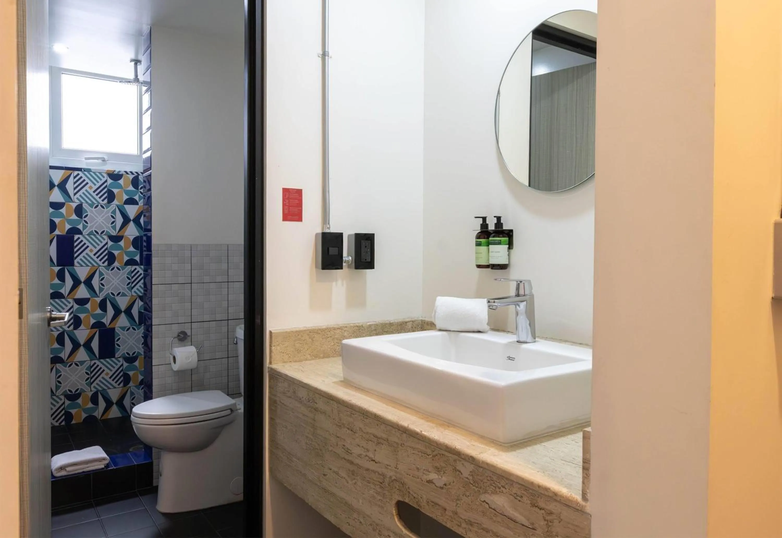 Bathroom in Hotel Estancias VIVE MX Cuauhtemoc, Trademark by Wyndham