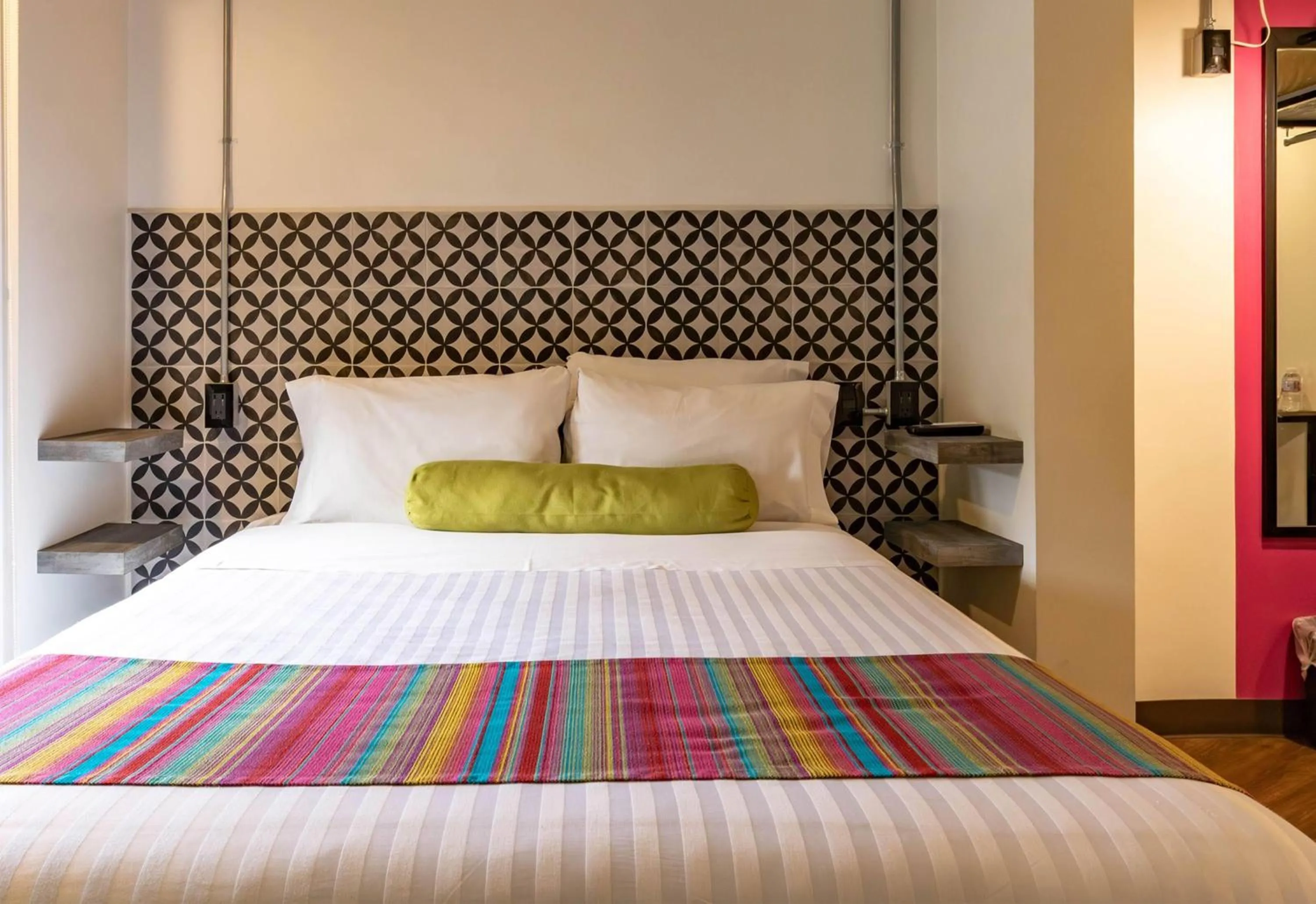 Photo of the whole room, Bed in Hotel Estancias VIVE MX Cuauhtemoc, Trademark by Wyndham