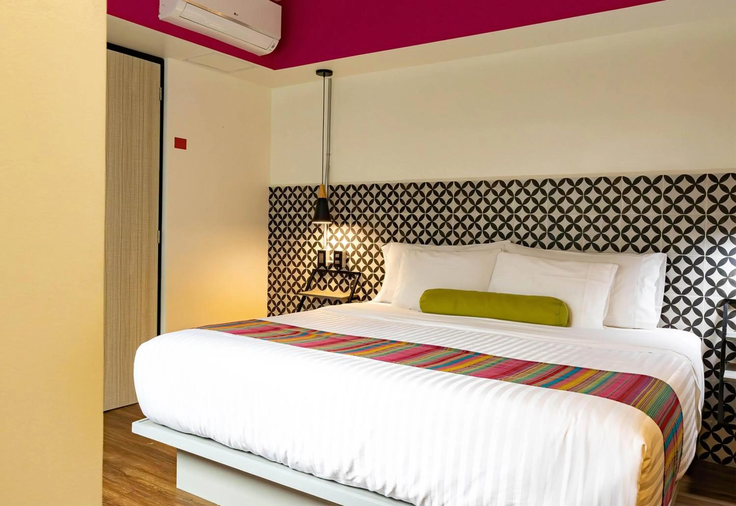 Photo of the whole room, Bed in Hotel Estancias VIVE MX Cuauhtemoc, Trademark by Wyndham