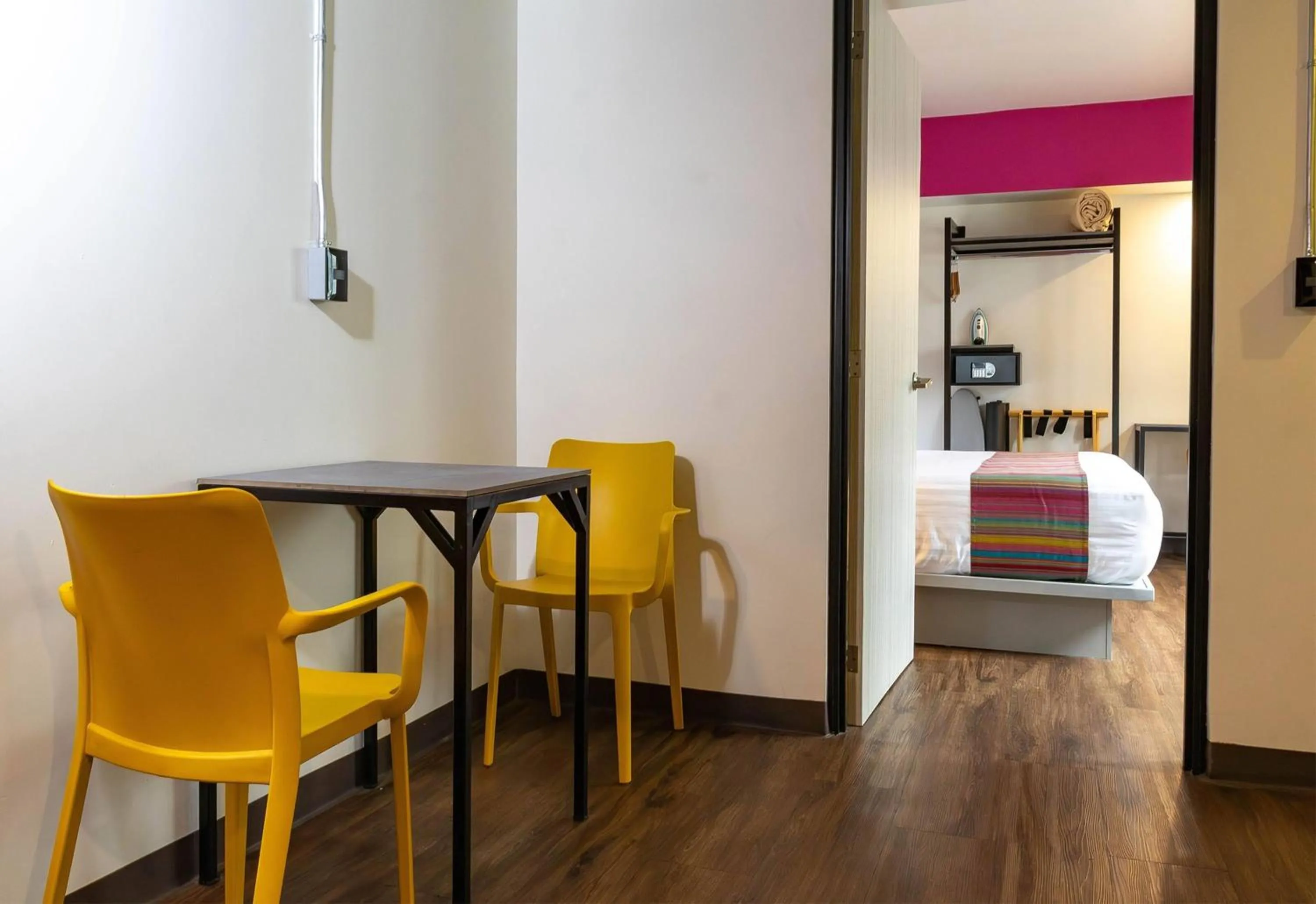 Photo of the whole room, Bed in Hotel Estancias VIVE MX Cuauhtemoc, Trademark by Wyndham