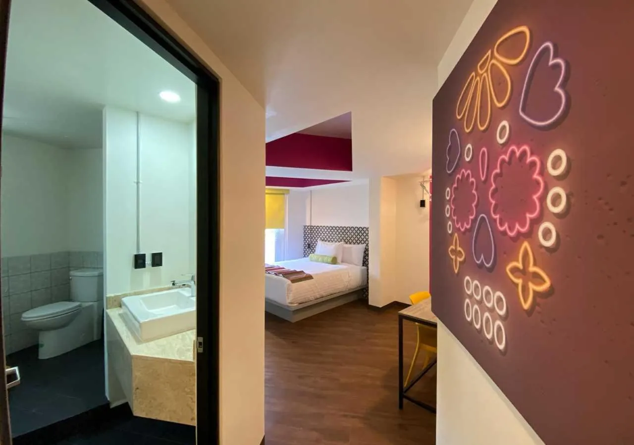 Photo of the whole room, Bed in Hotel Estancias VIVE MX Cuauhtemoc, Trademark by Wyndham