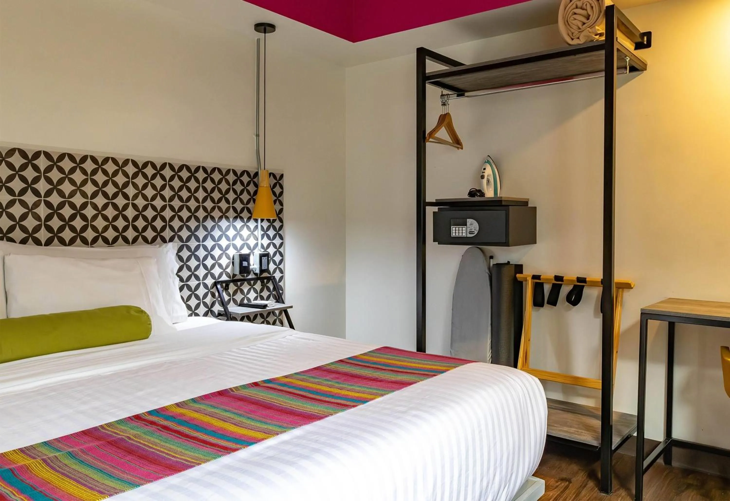 Photo of the whole room, Bed in Hotel Estancias VIVE MX Cuauhtemoc, Trademark by Wyndham