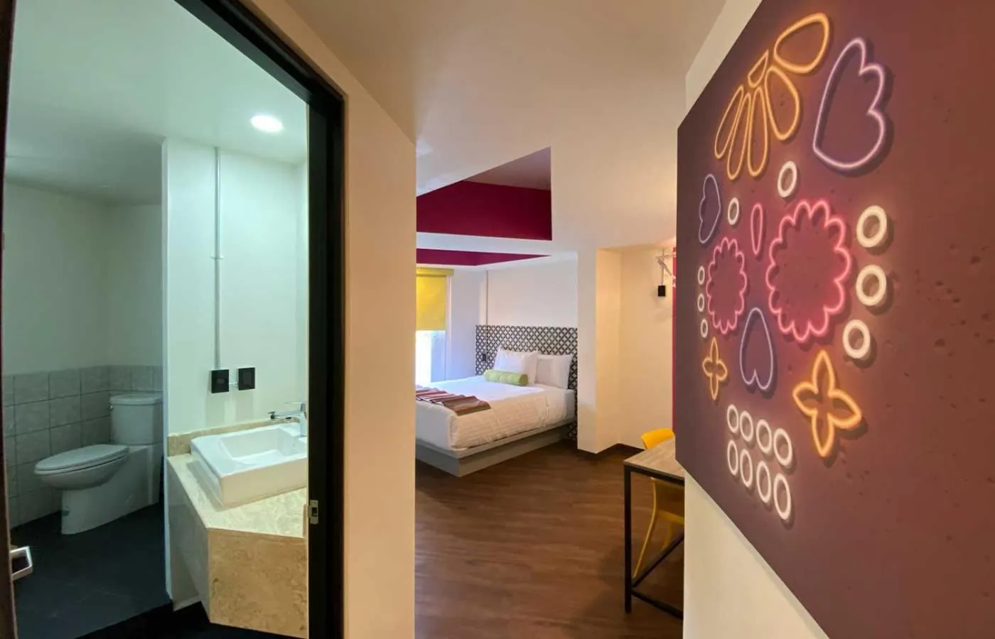 Photo of the whole room, Bed in Hotel Estancias VIVE MX Cuauhtemoc, Trademark by Wyndham