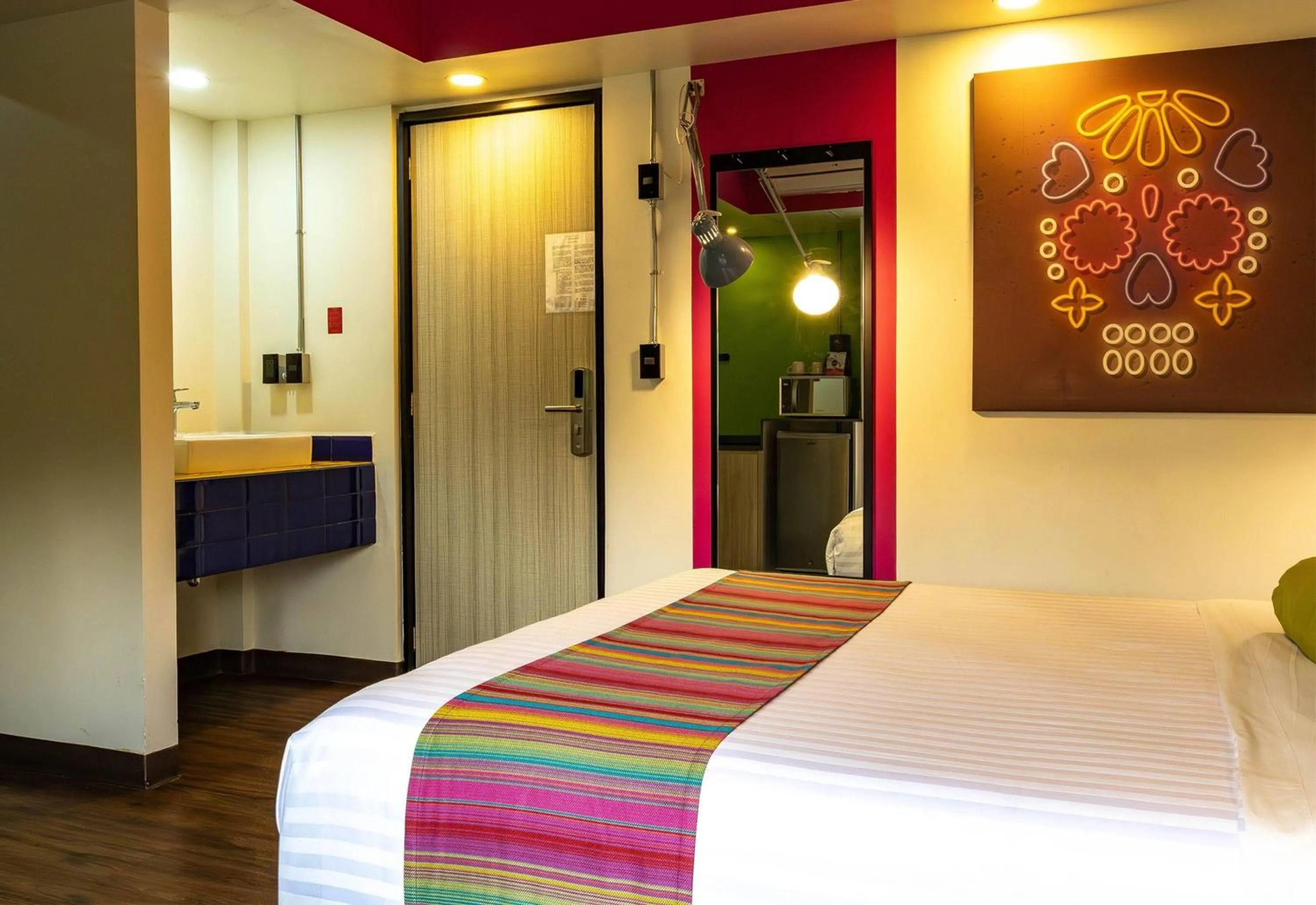 Photo of the whole room, Bed in Hotel Estancias VIVE MX Cuauhtemoc, Trademark by Wyndham