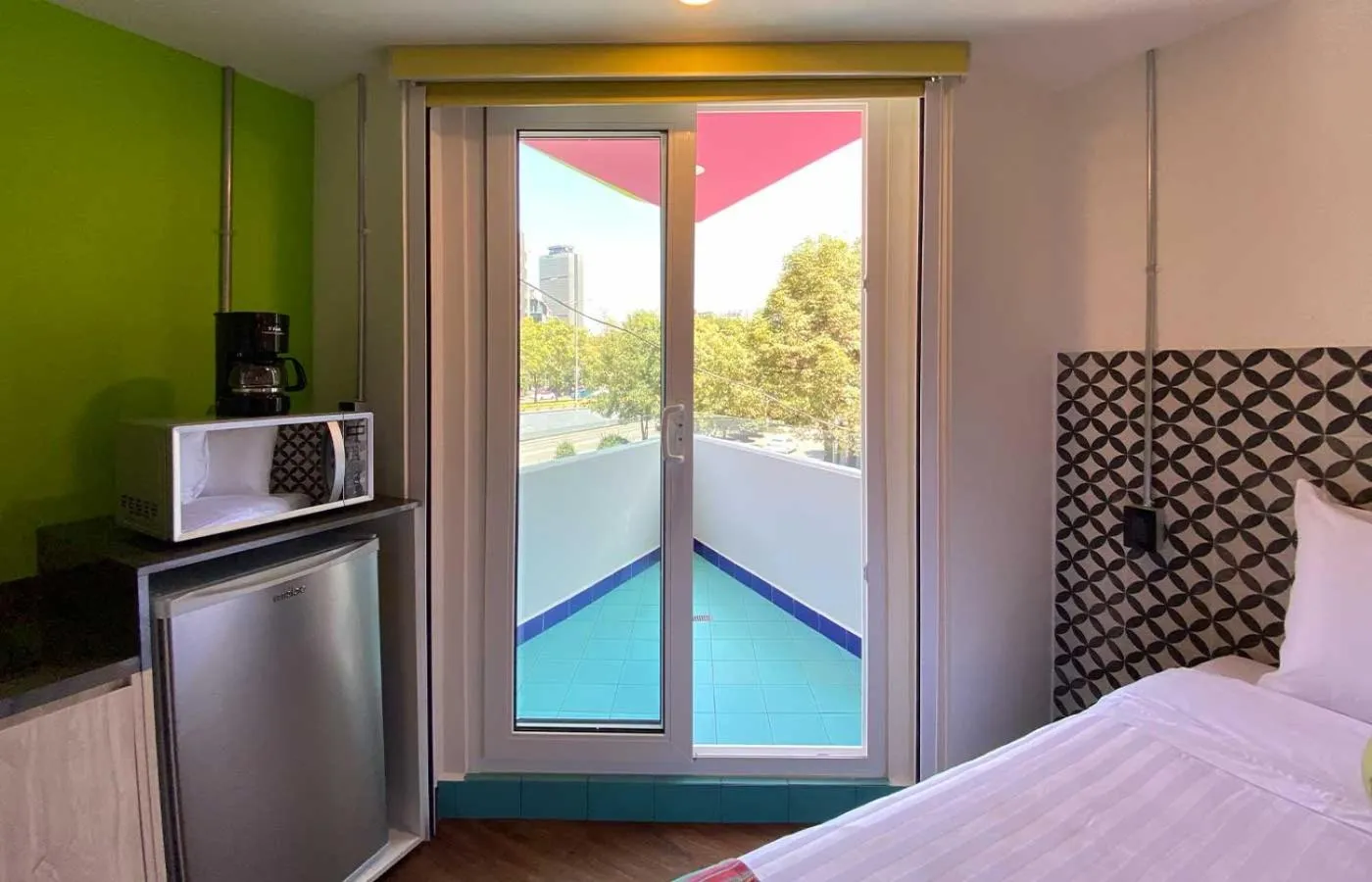 Balcony/Terrace, Bed in Hotel Estancias VIVE MX Cuauhtemoc, Trademark by Wyndham