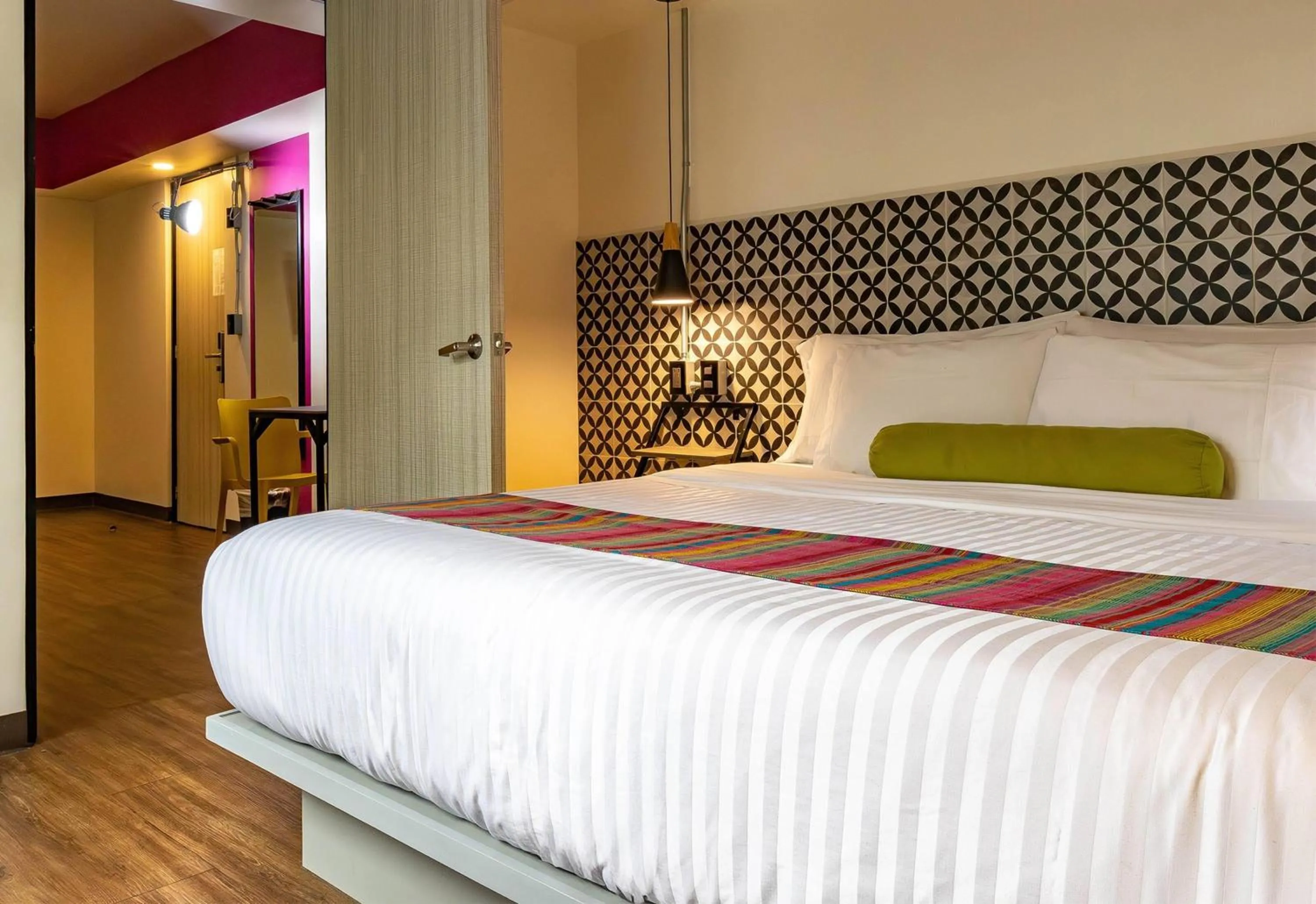 Photo of the whole room, Bed in Hotel Estancias VIVE MX Cuauhtemoc, Trademark by Wyndham