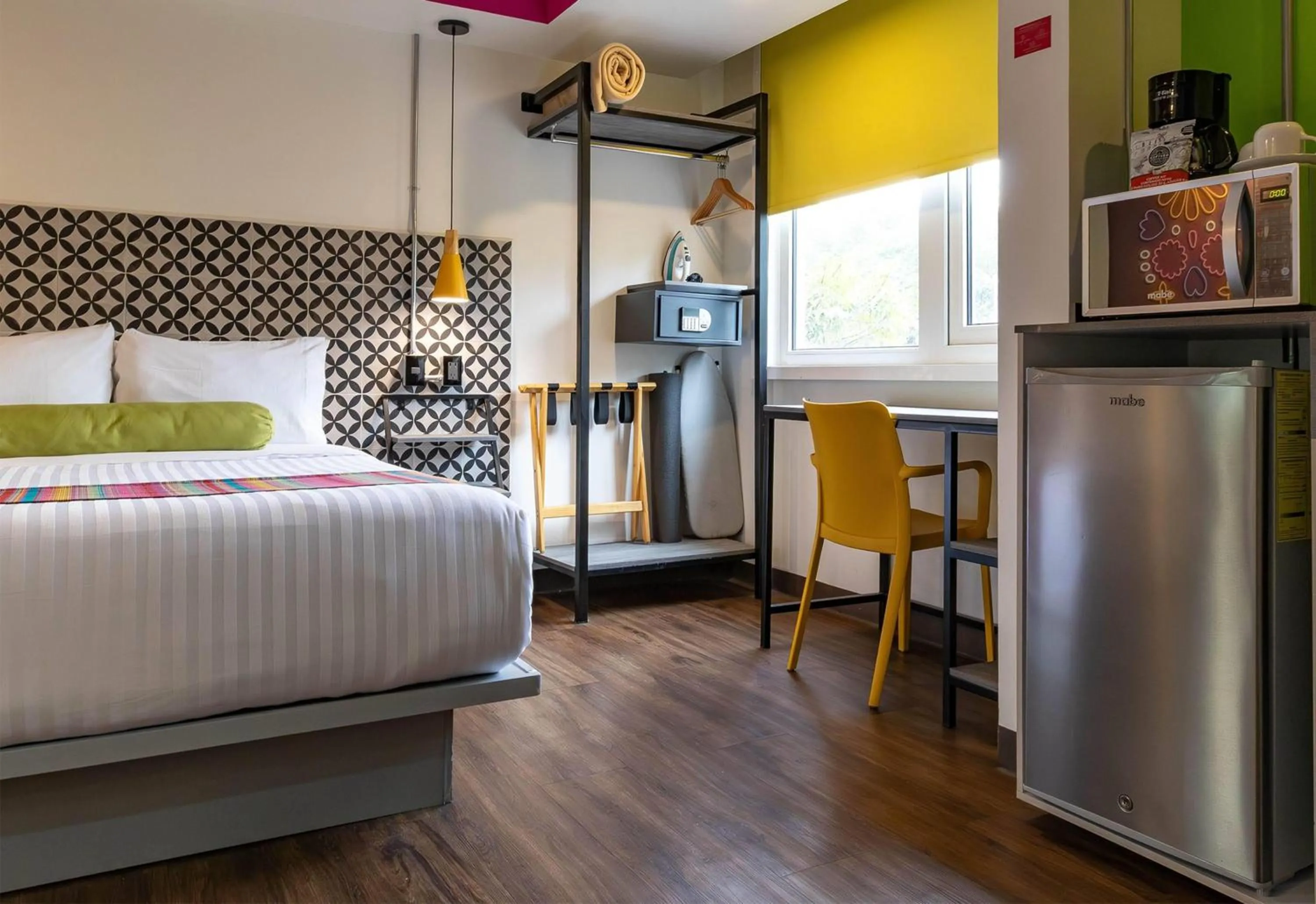 Photo of the whole room, Bed in Hotel Estancias VIVE MX Cuauhtemoc, Trademark by Wyndham