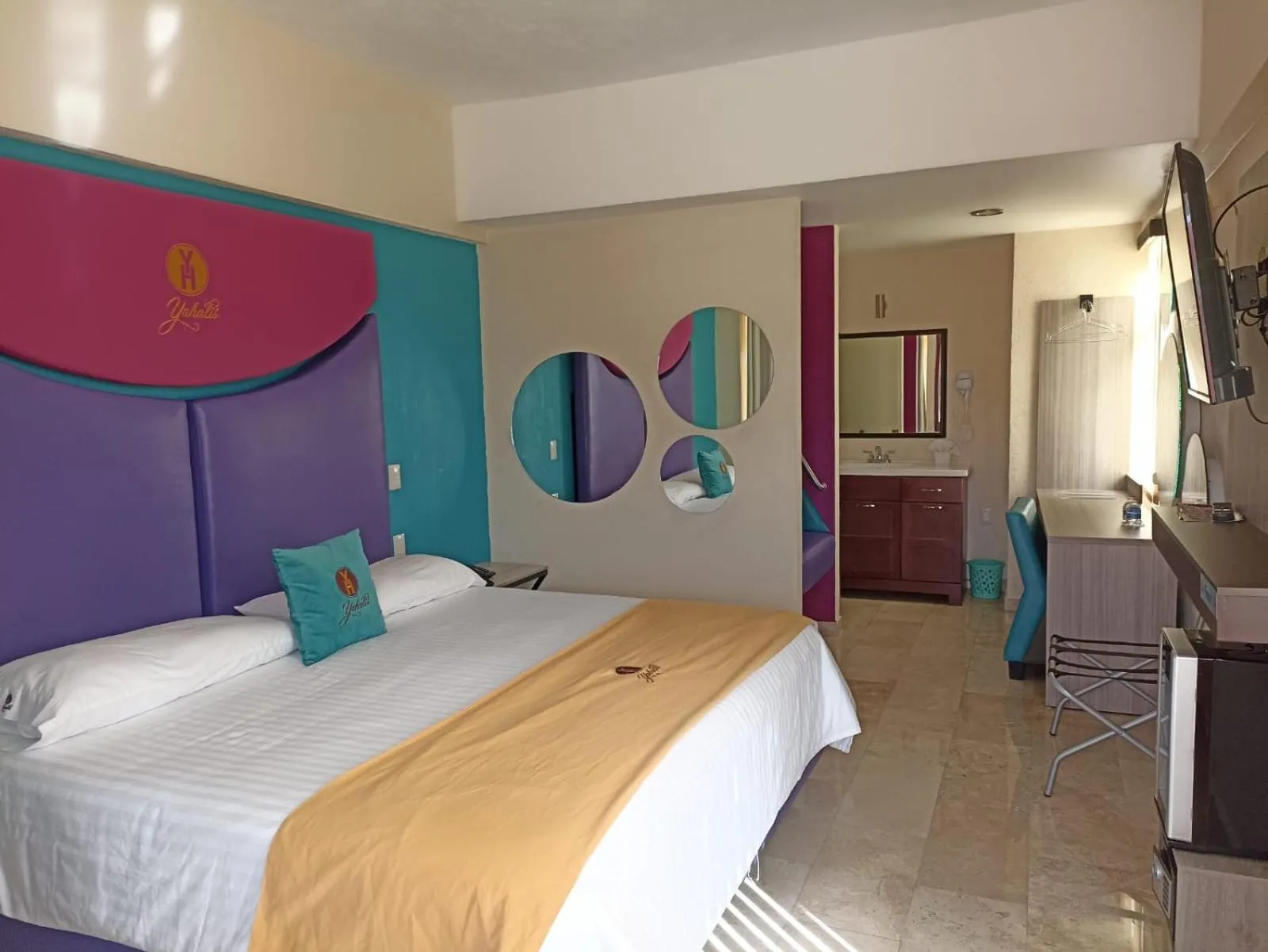 Bed in Hotel Yahalis