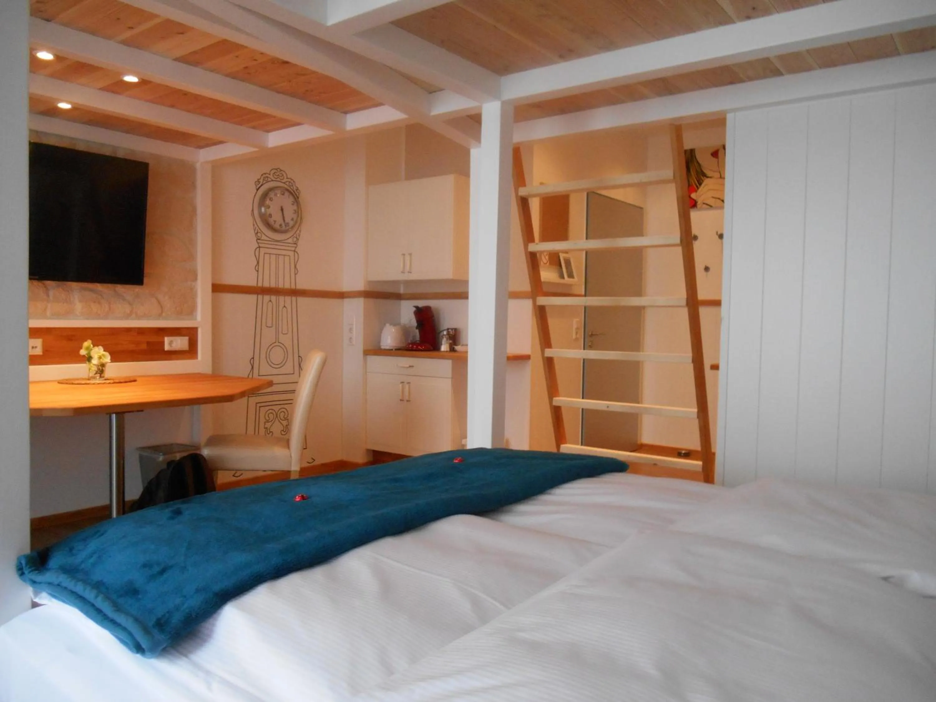 Photo of the whole room, Bed in Warum ins Hotel