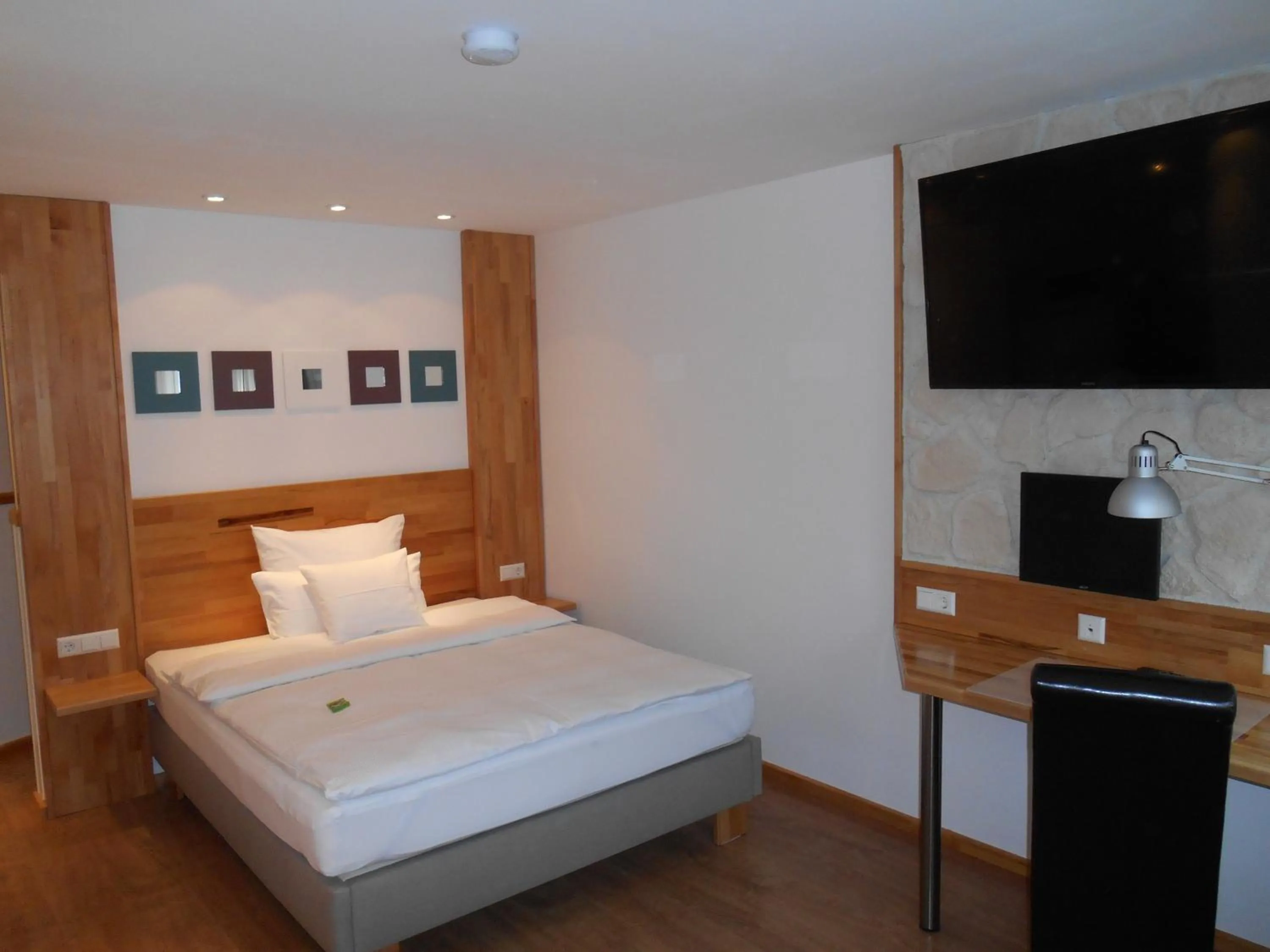 Photo of the whole room, Bed in Warum ins Hotel