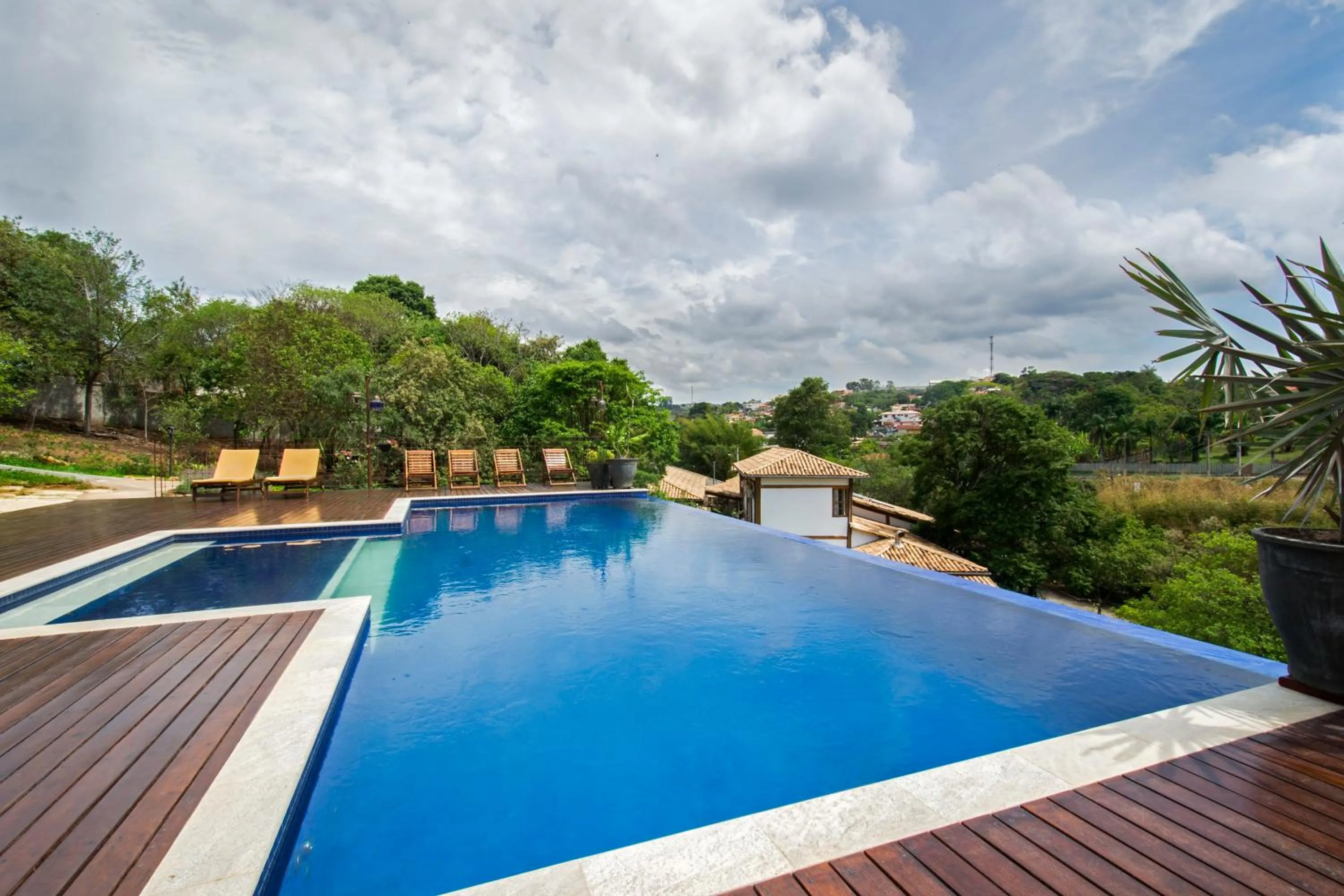 Swimming pool in Pousada Chão de Minas
