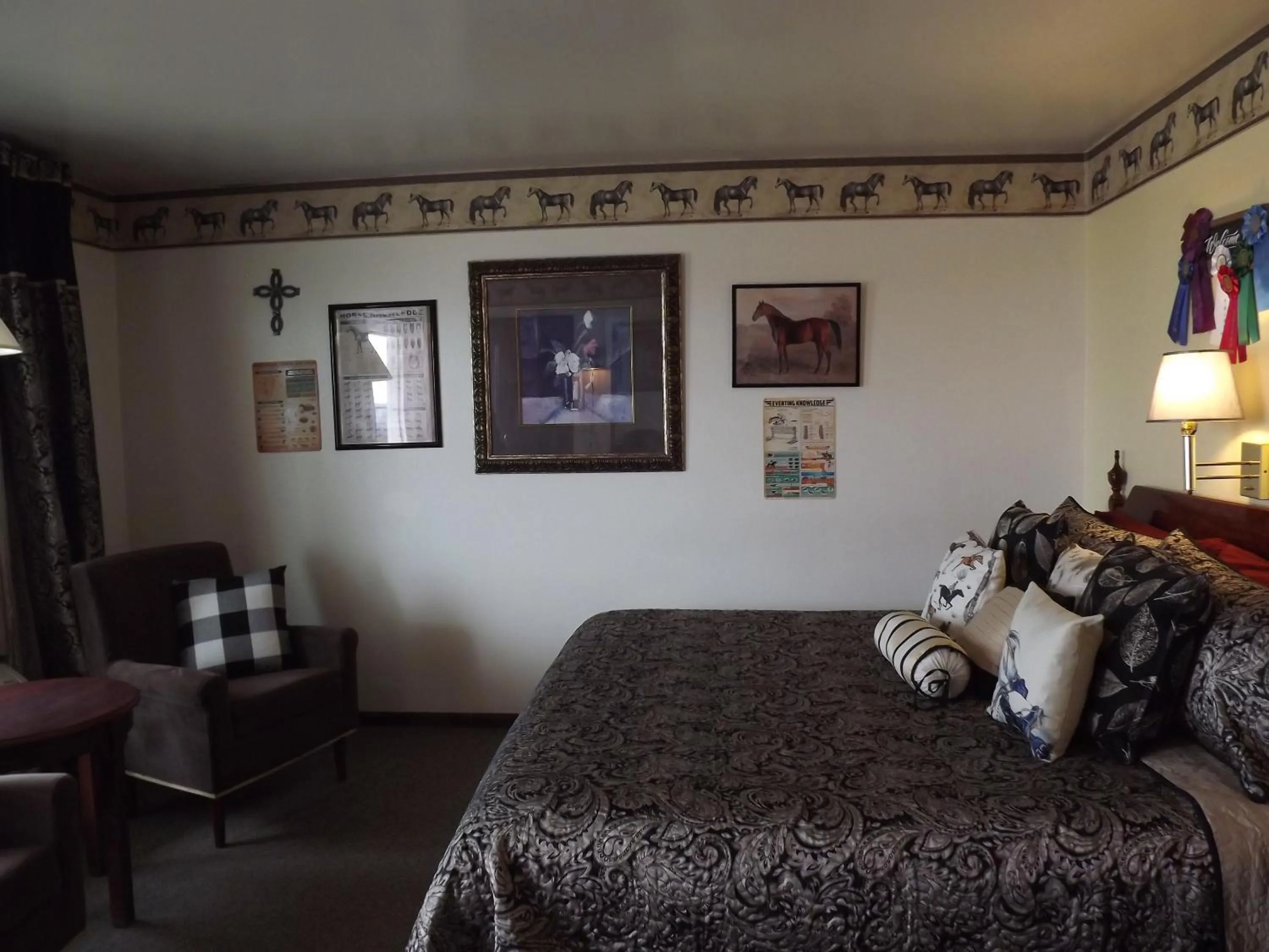Seating area, Bed in Crest Country Inn