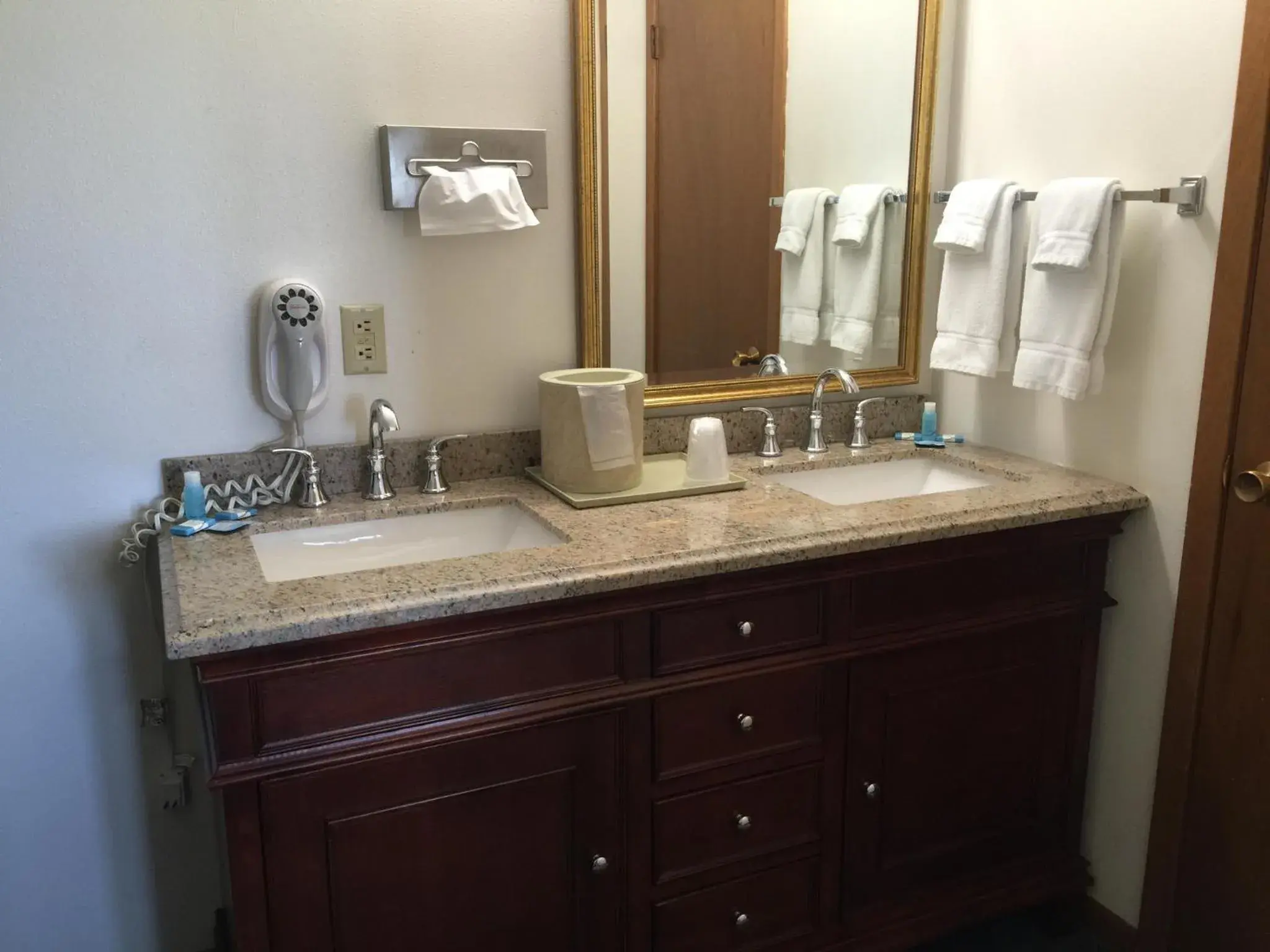 Bathroom in Crest Country Inn Bathroom in Crest Country Inn