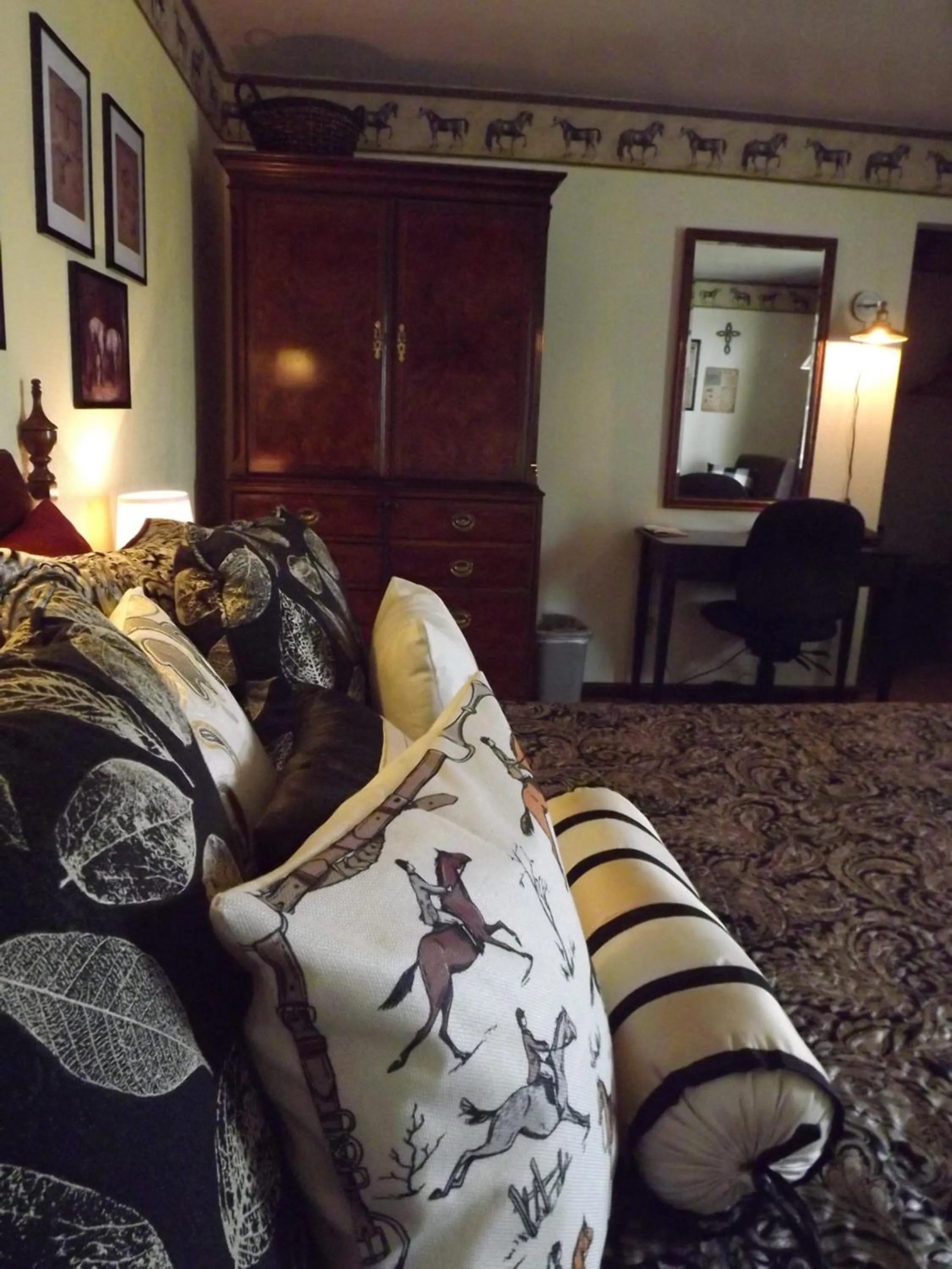 Seating area, Bed in Crest Country Inn