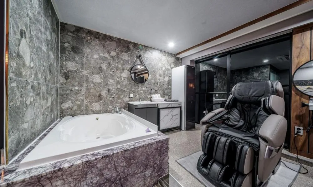 Bathroom in G7 Hotel