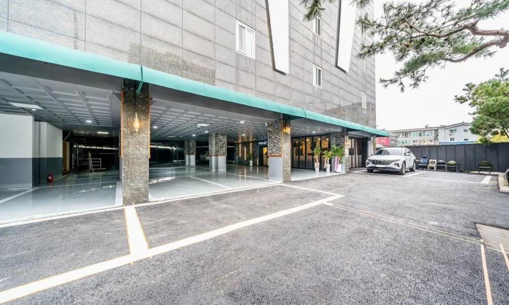 Parking in G7 Hotel