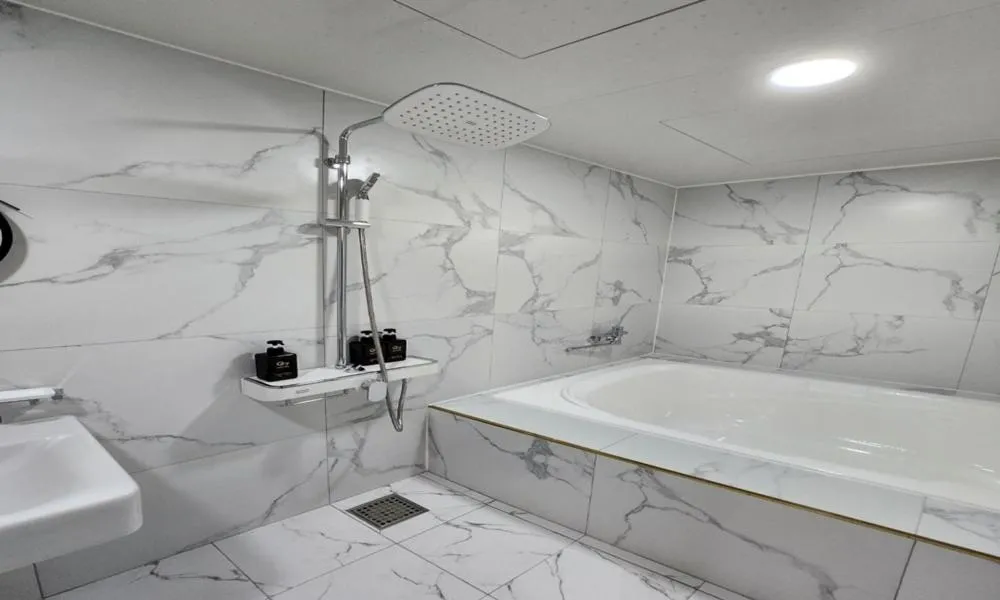 Bathroom in G7 Hotel