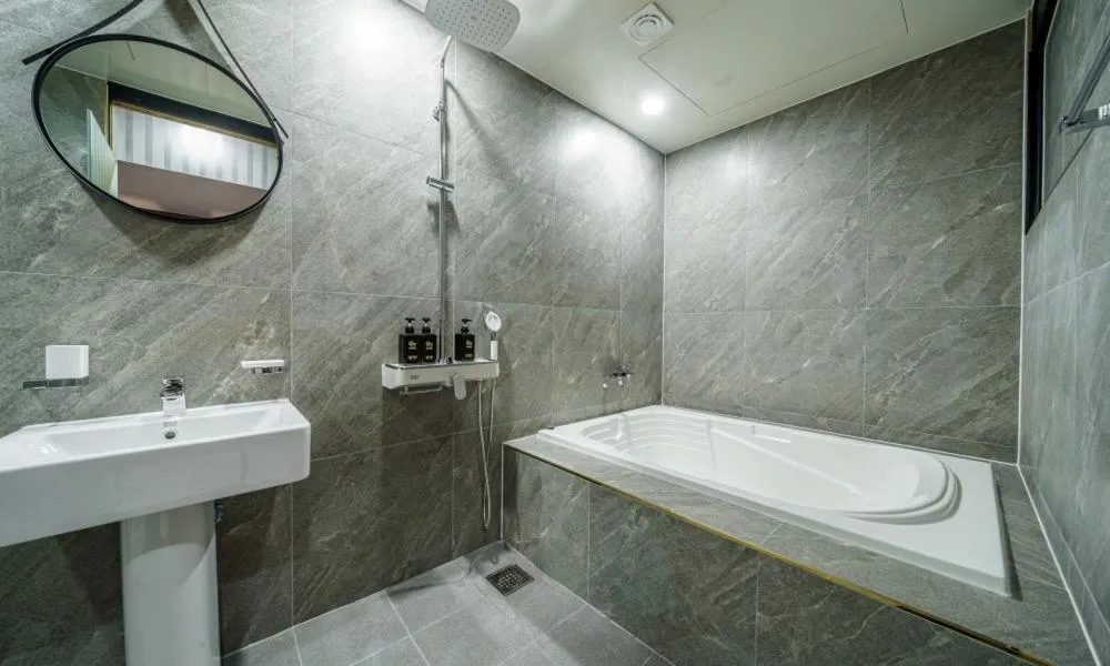 Bathroom in G7 Hotel