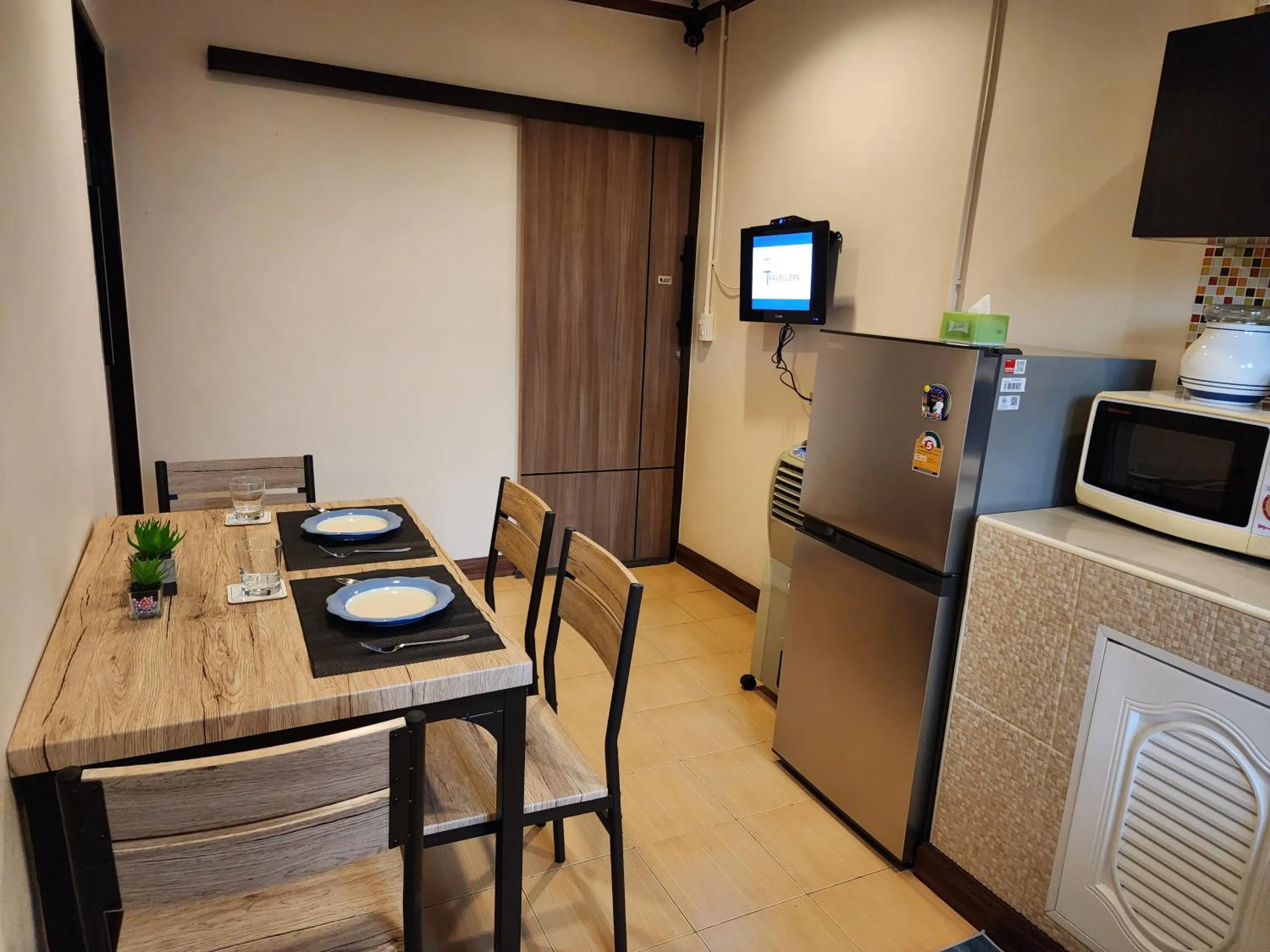 Communal kitchen in The Travellers House - Pet Friendly Accommodation