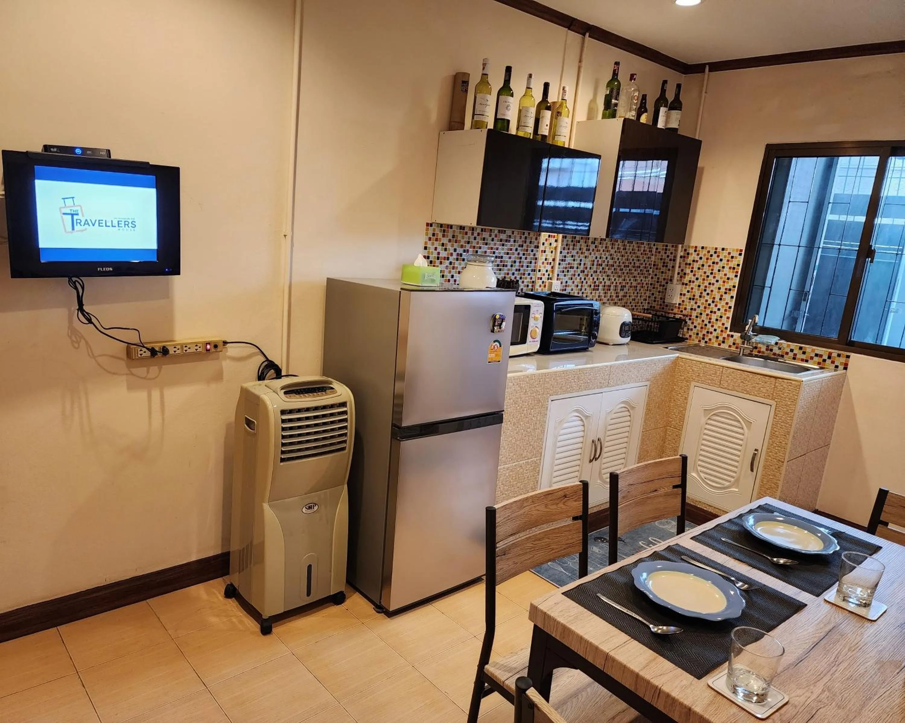 Communal kitchen in The Travellers House - Pet Friendly Accommodation