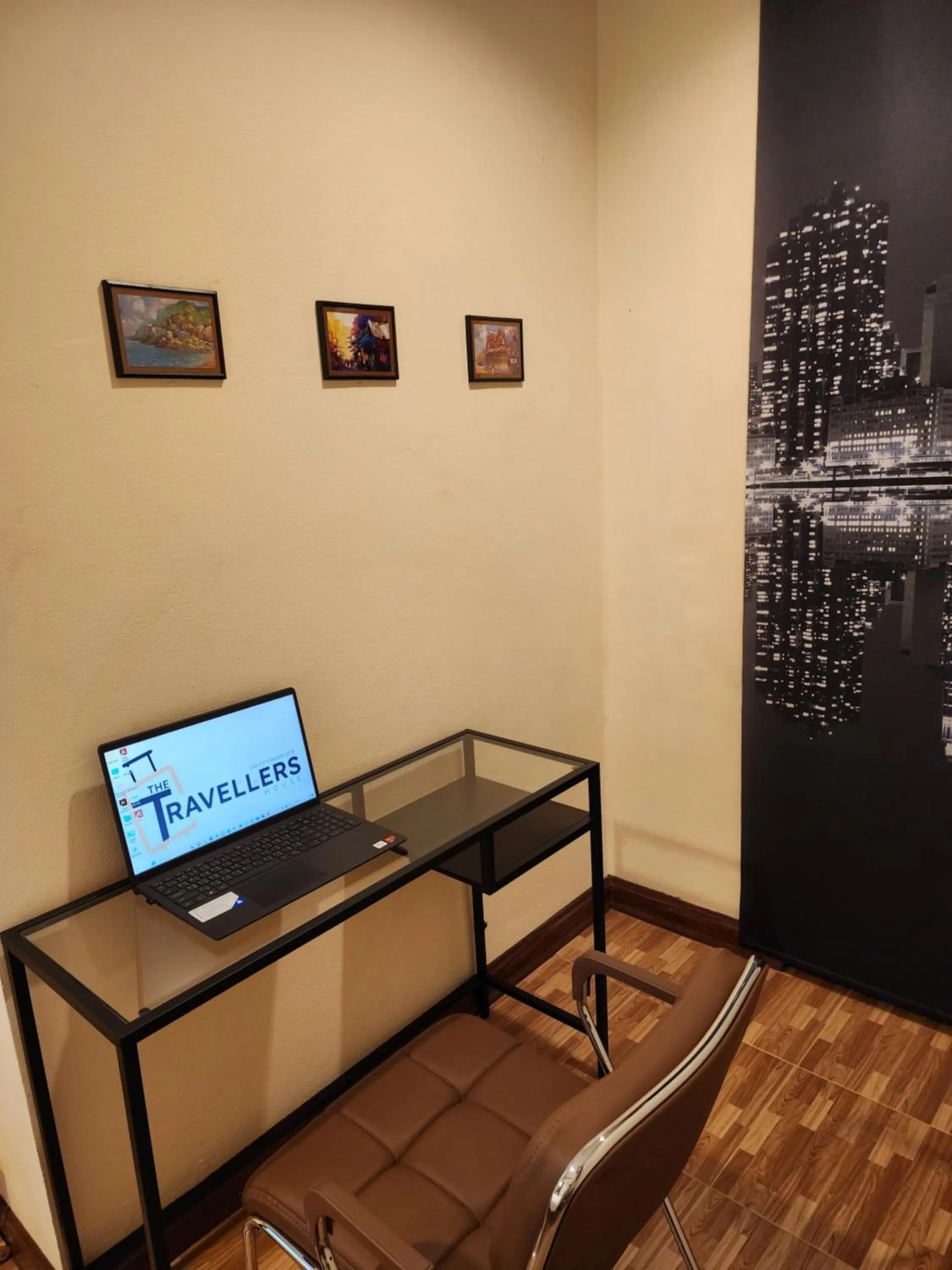 Seating area in The Travellers House - Pet Friendly Accommodation