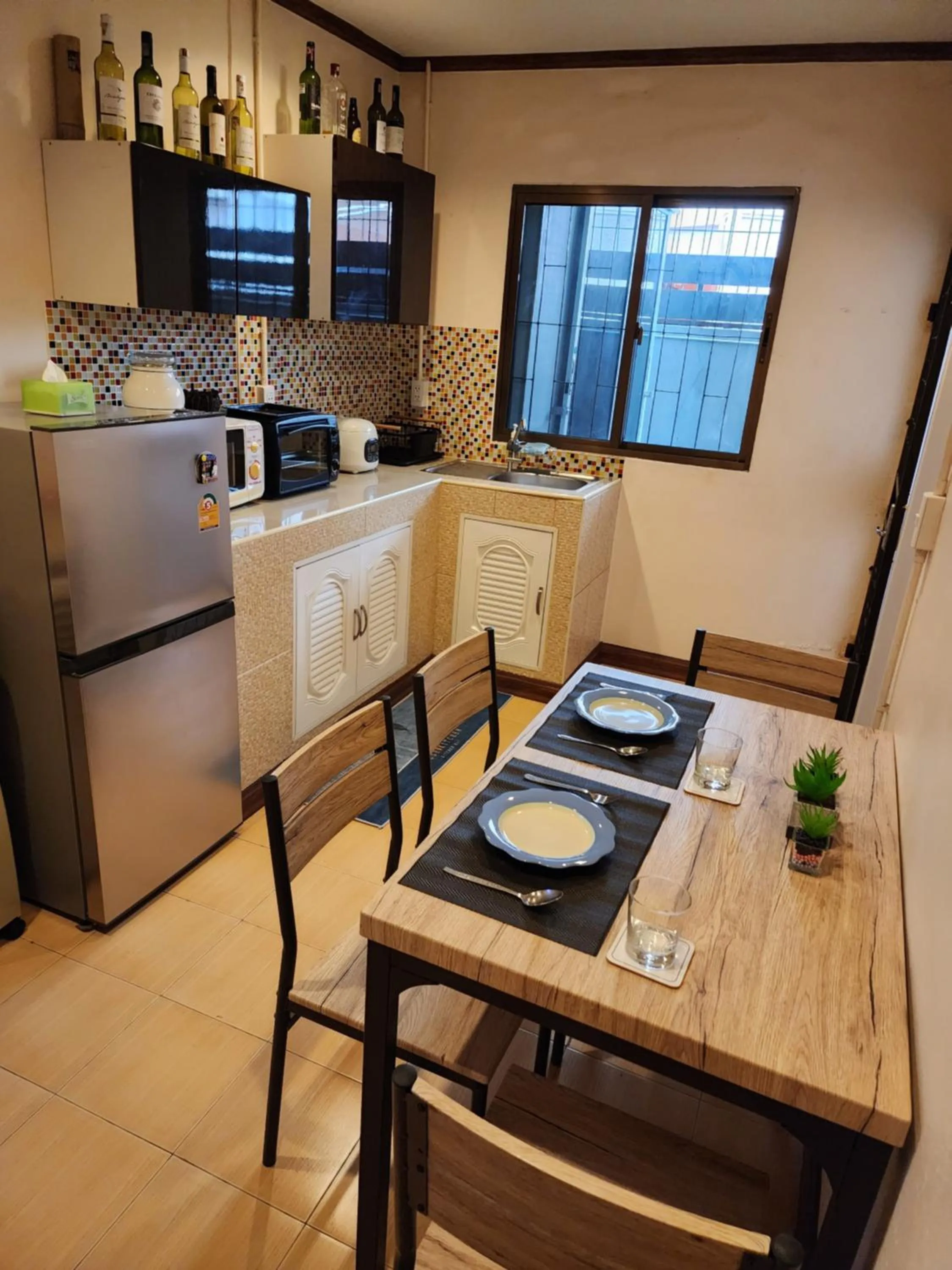 Communal kitchen in The Travellers House - Pet Friendly Accommodation