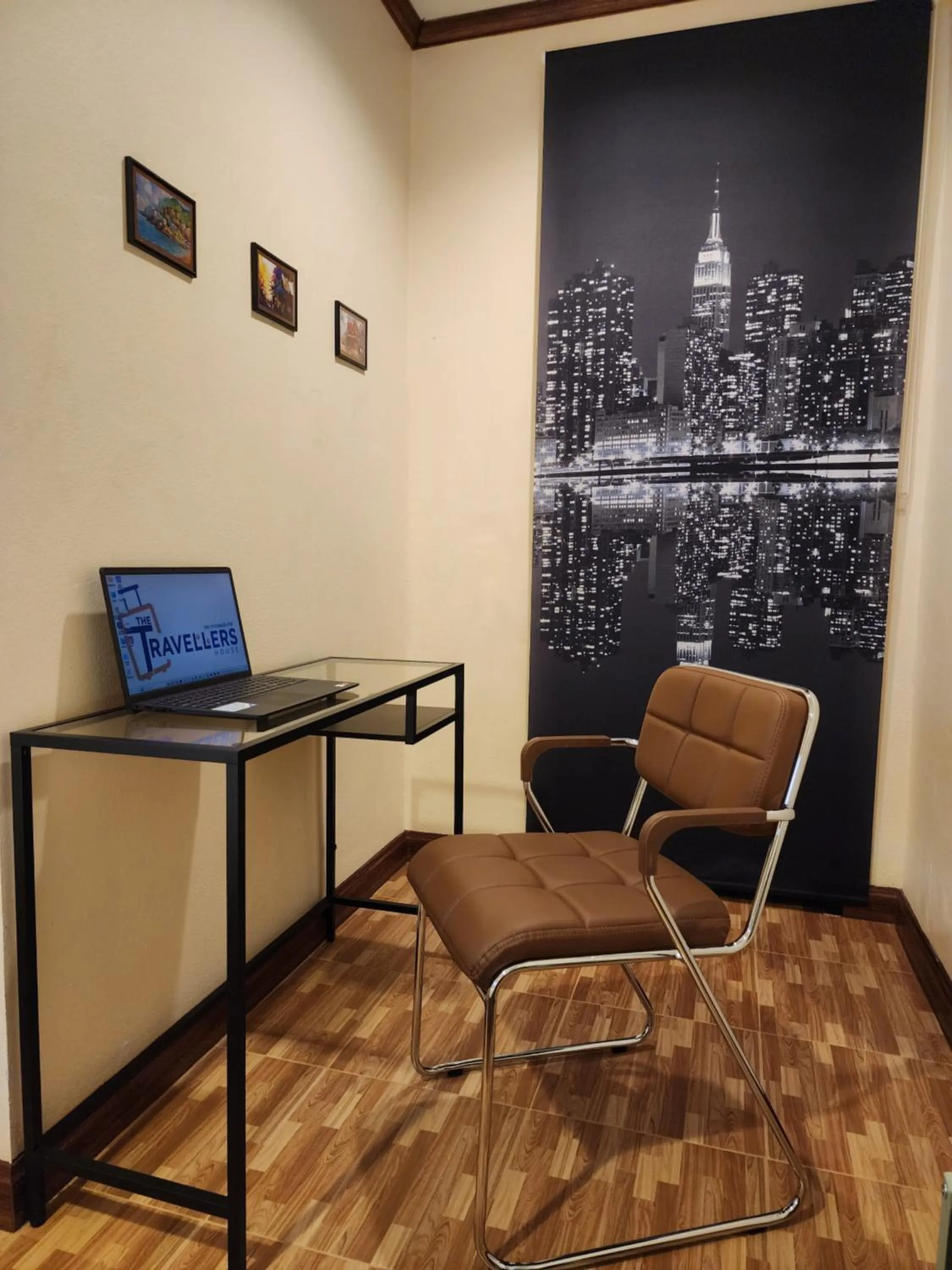 Seating area in The Travellers House - Pet Friendly Accommodation