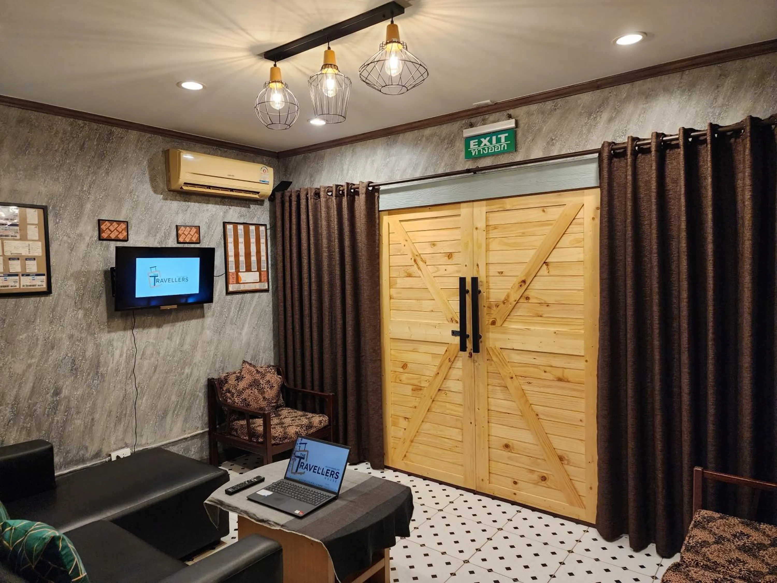 TV and multimedia in The Travellers House - Pet Friendly Accommodation