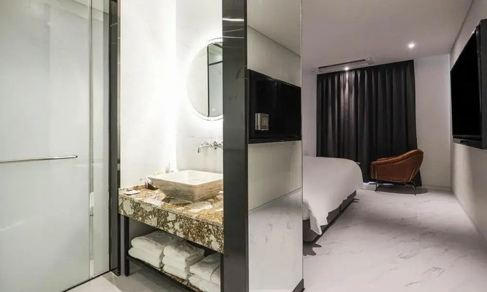 TV and multimedia, Bed in Incheon Guwol Hotel Bay 204 TV and multimedia, Bed in Incheon Guwol Hotel Bay 204