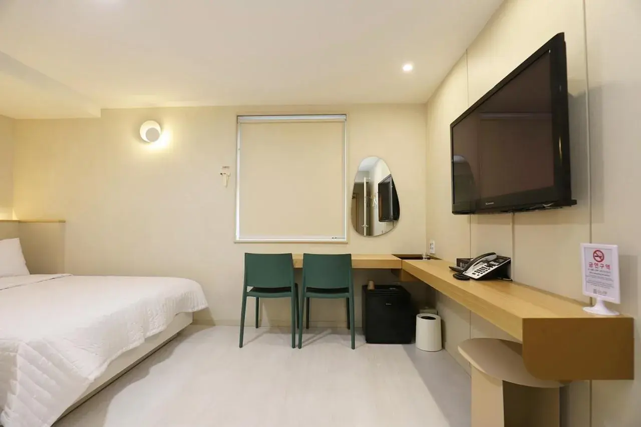 Photo of the whole room, Bed in Chuncheon Pine Tree Hotel Photo of the whole room, Bed in Chuncheon Pine Tree Hotel