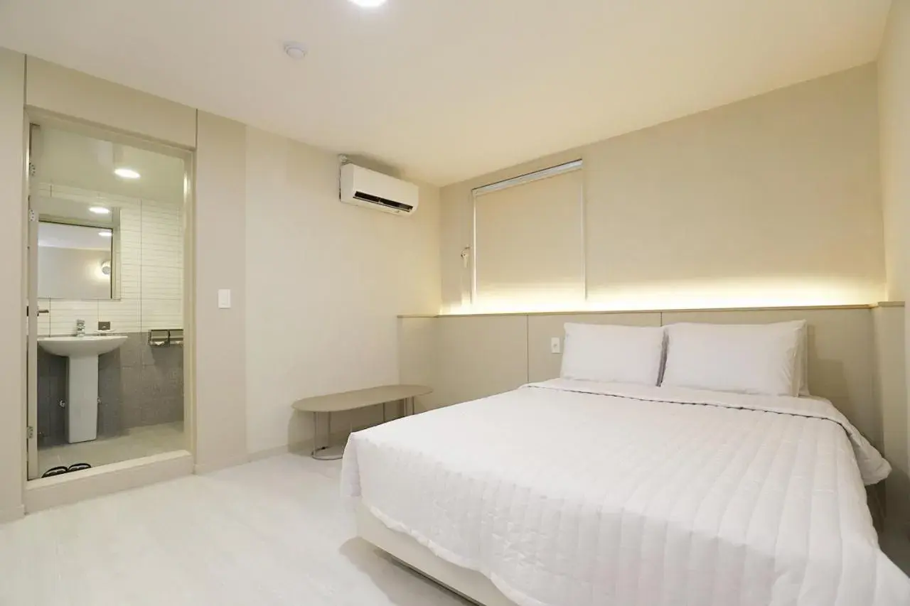 Photo of the whole room, Bed in Chuncheon Pine Tree Hotel Photo of the whole room, Bed in Chuncheon Pine Tree Hotel