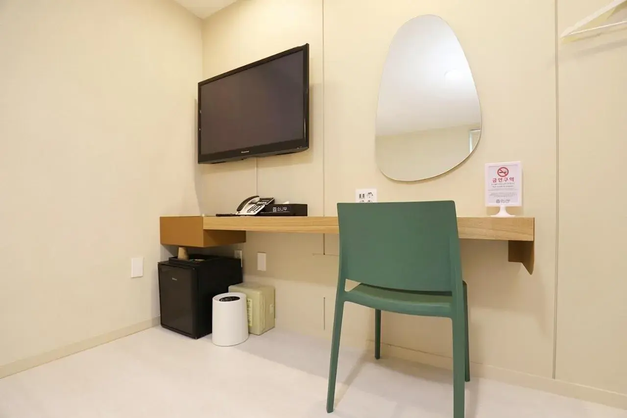 TV and multimedia in Chuncheon Pine Tree Hotel TV and multimedia in Chuncheon Pine Tree Hotel