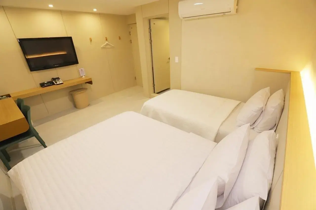 Photo of the whole room, Bed in Chuncheon Pine Tree Hotel Photo of the whole room, Bed in Chuncheon Pine Tree Hotel