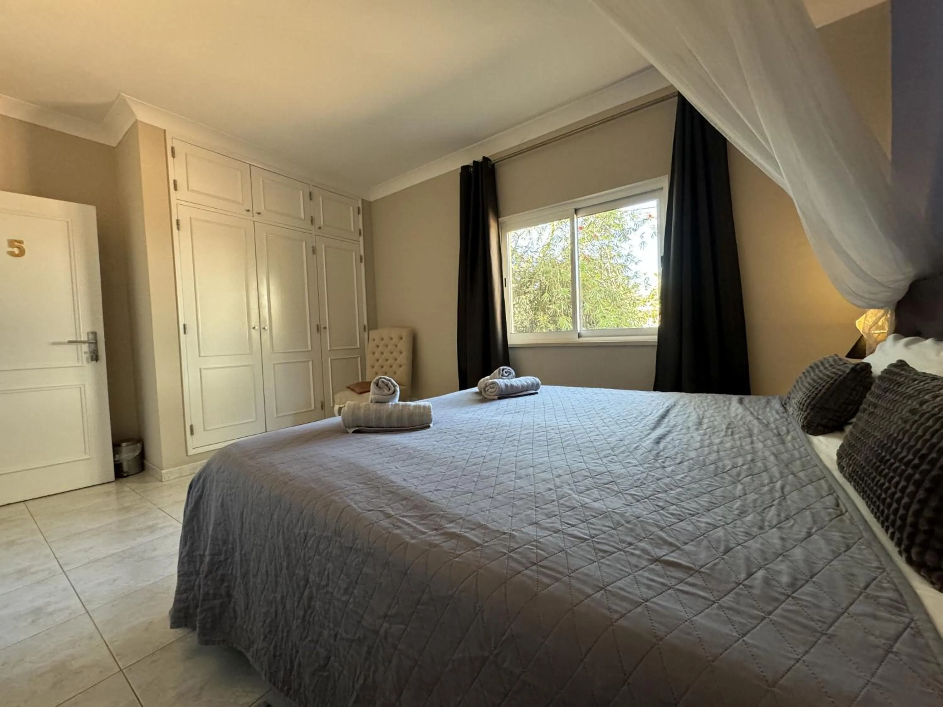 Bedroom, Bed in Beach House Lagos - Beachhouselagos - Meia Praia