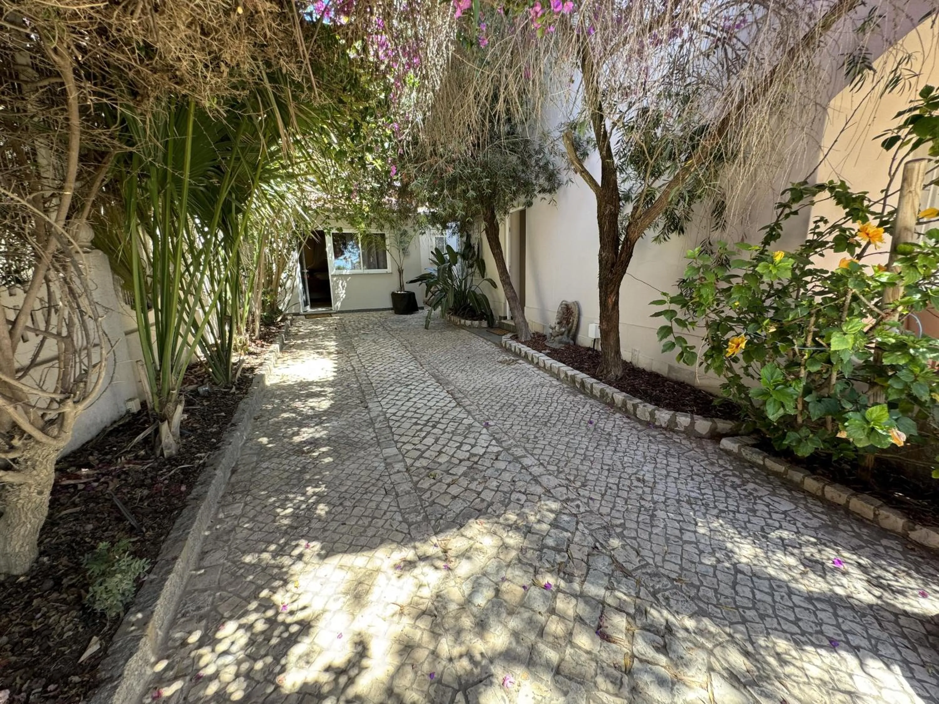 Facade/entrance in Beach House Lagos - Beachhouselagos - Meia Praia